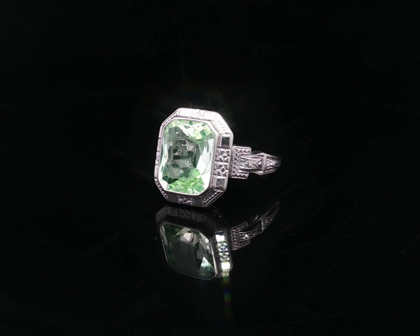 Bague ancienne Art Deco Ostby Barton 14k or blanc Améthyste verte gravée à la main en vente 2