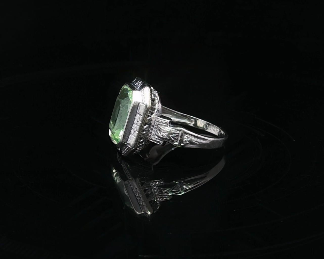 Bague ancienne Art Deco Ostby Barton 14k or blanc Améthyste verte gravée à la main en vente 3