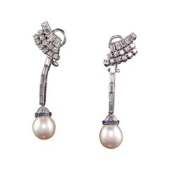Boucles d'oreilles pendantes Art déco anciennes en palladium, diamant, saphir et perle