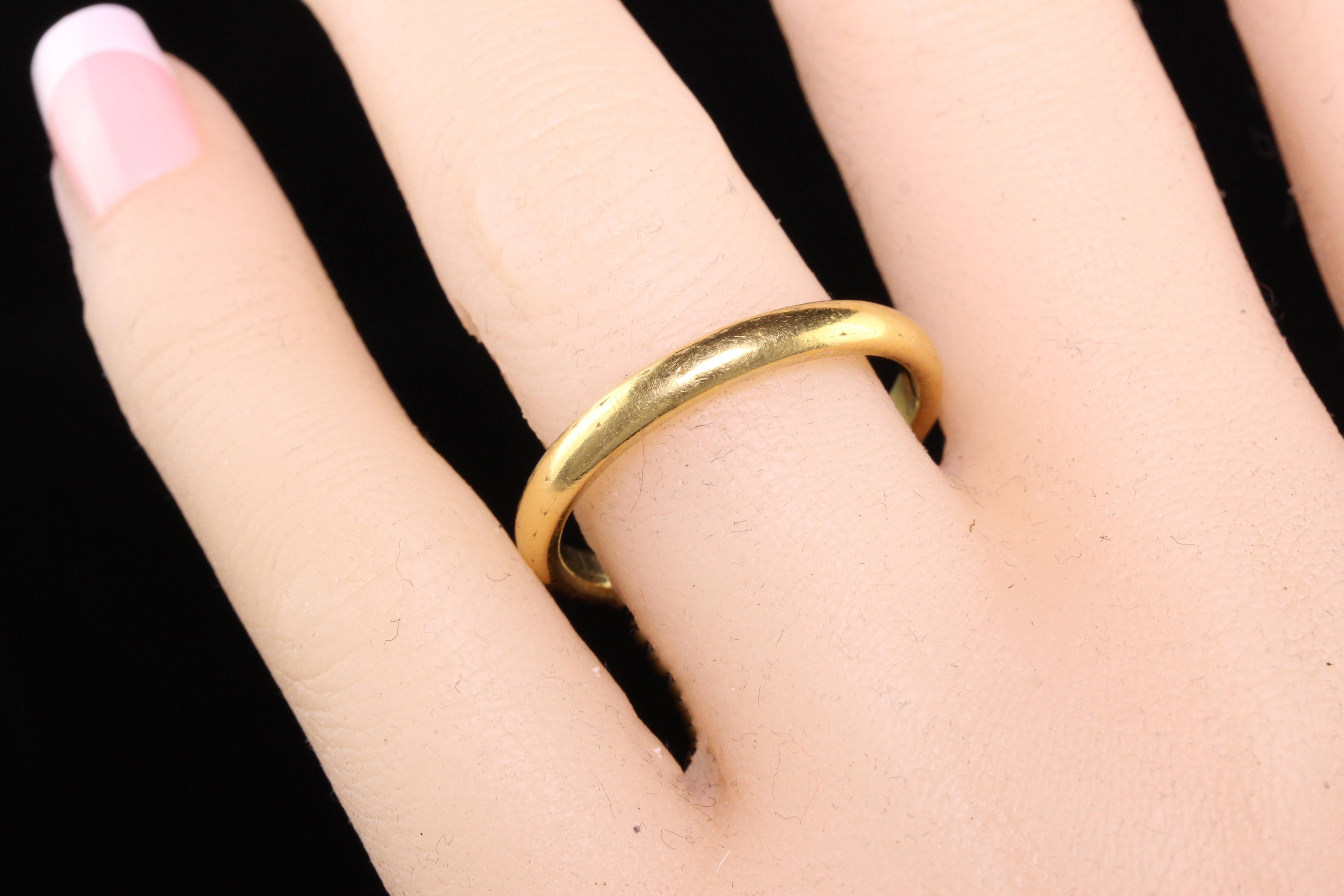 Antique Art Deco Peacock 22K Yellow Gold Engraved Classic Wedding Band In Good Condition In Great Neck, NY