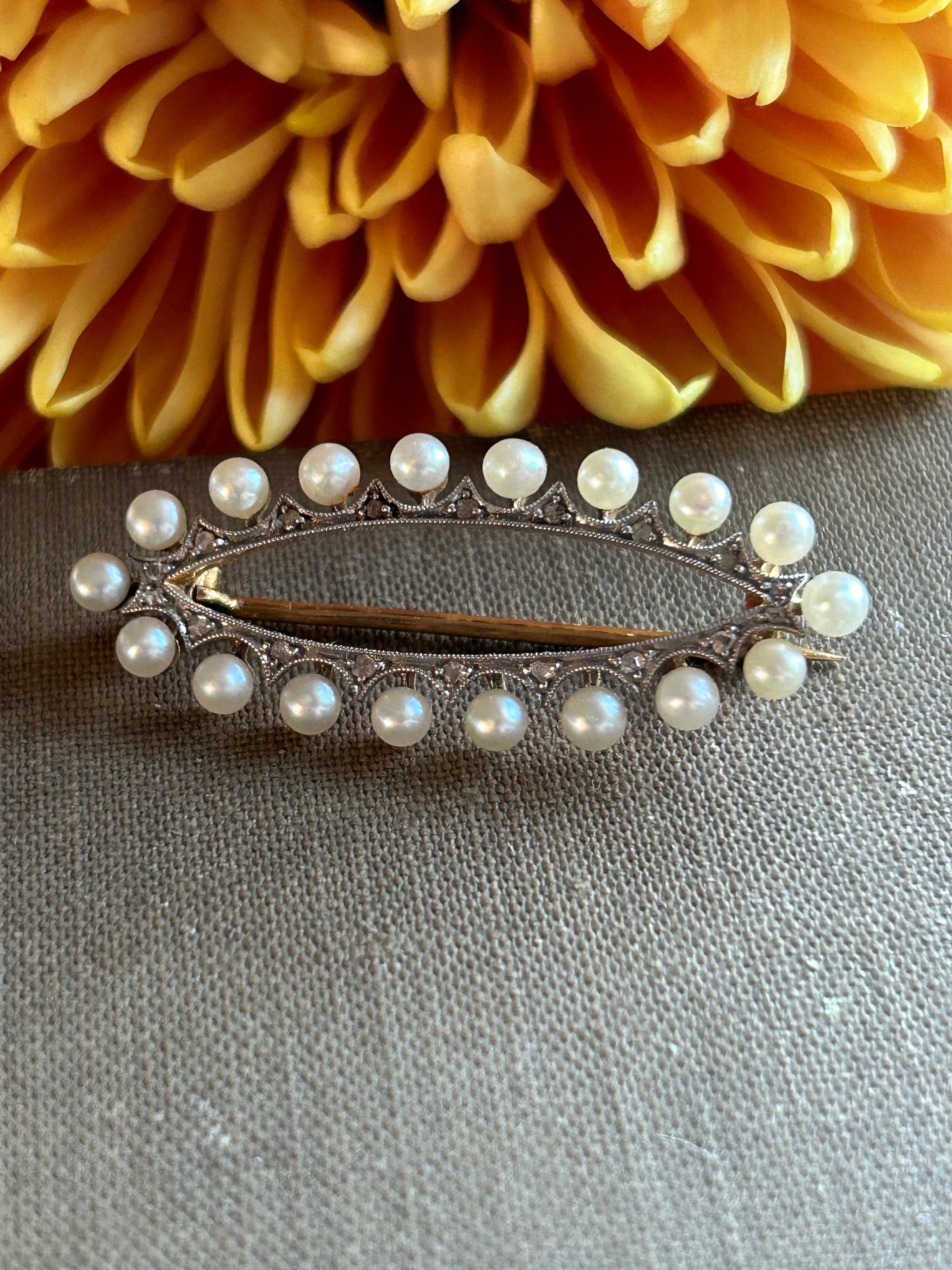 Antique Art Deco Pearl and Diamond 18ct Gold and Platinum Brooch with Enclosed Gold Back.
An exquisitely designed Art Deco Pearl and Diamond Brooch. A Marquise Pearl border and rose cut diamond throughout, stamped 750, 3.6cm, Weight: 3.9 grams