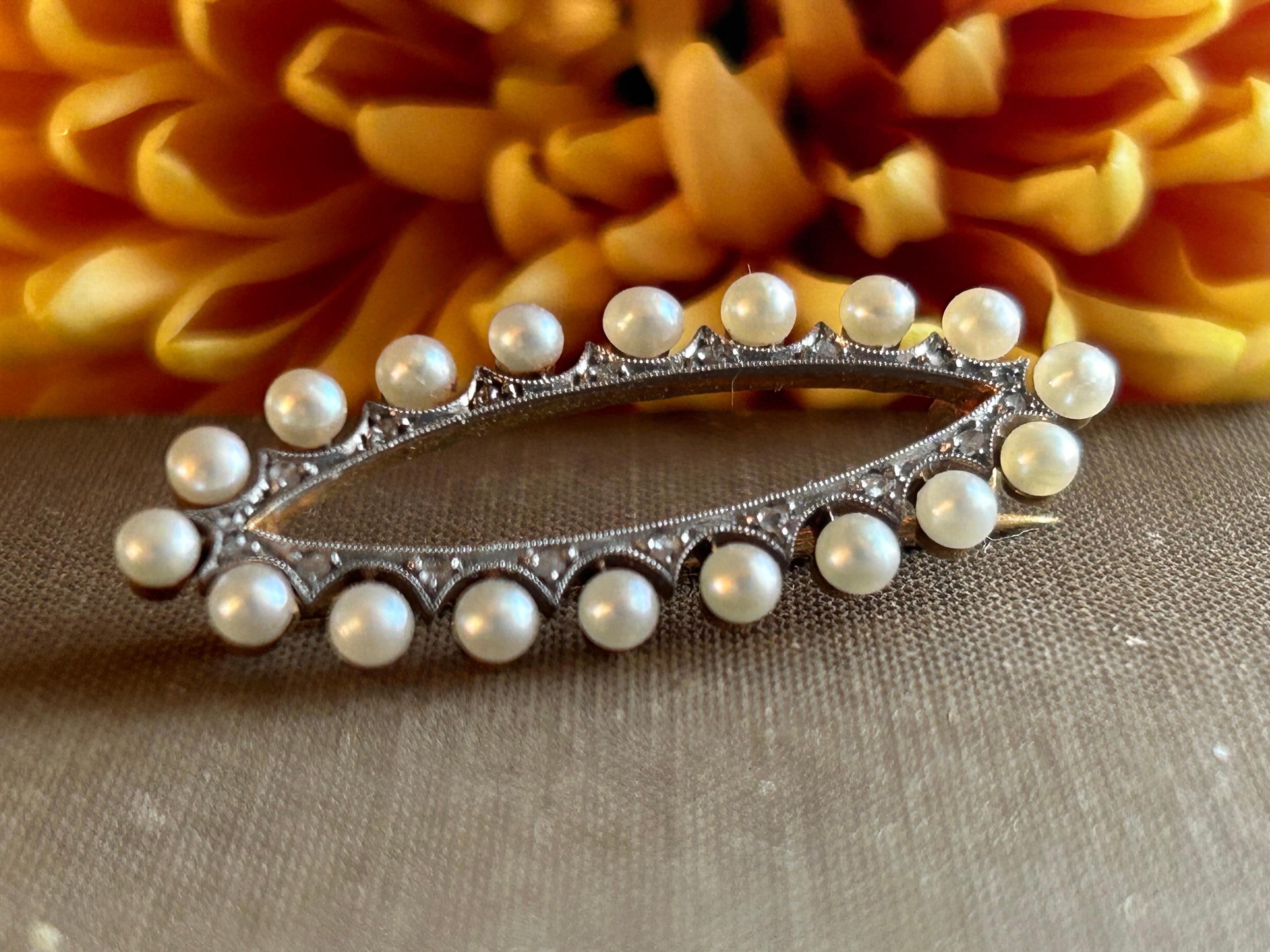Antique Art Deco Pearl and Diamond 18ct Gold and Platinum Brooch   In Excellent Condition For Sale In Joelton, TN
