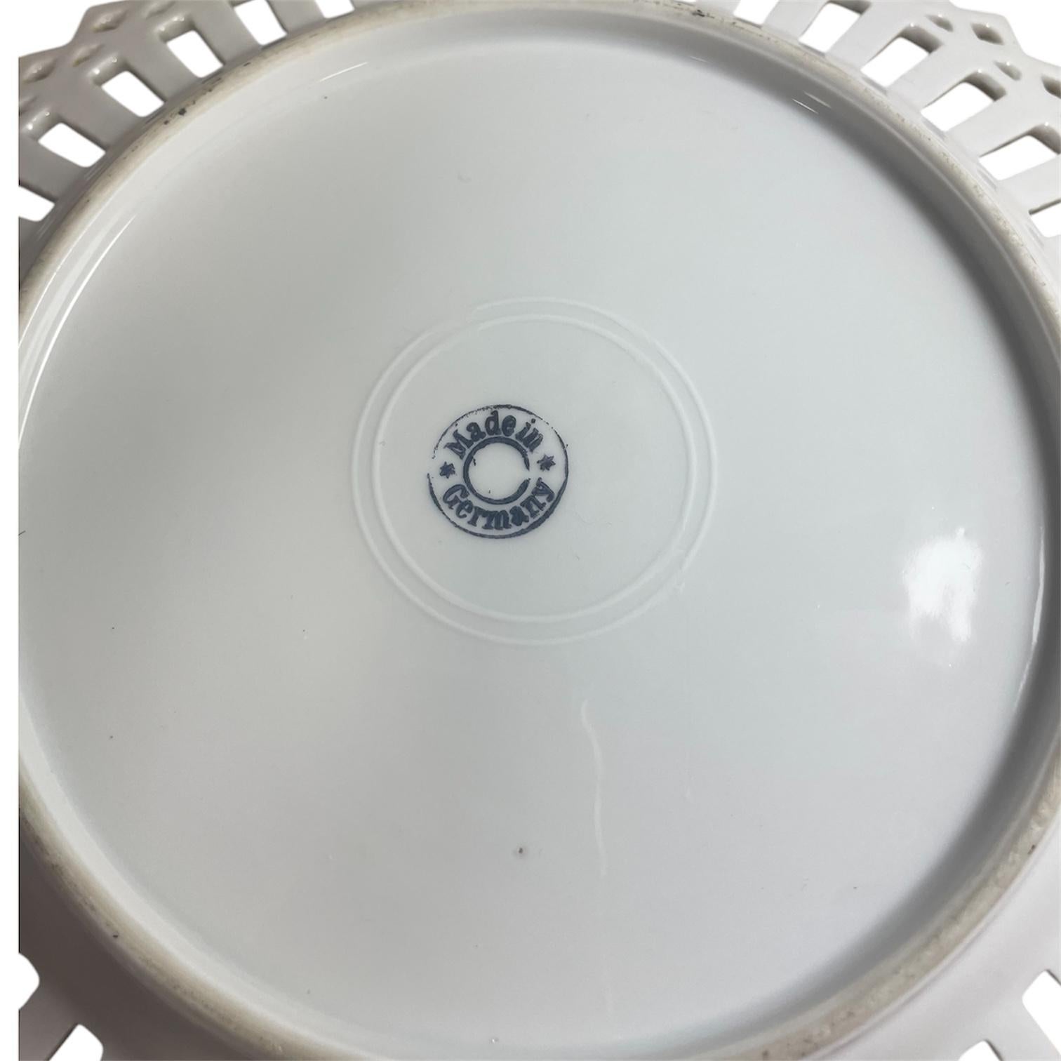 Assiette en porcelaine ancienne. Vous allez adorer son contenu et ses détails. L'état est acceptable pour son âge. Pas d'ébréchures ni de fissures.