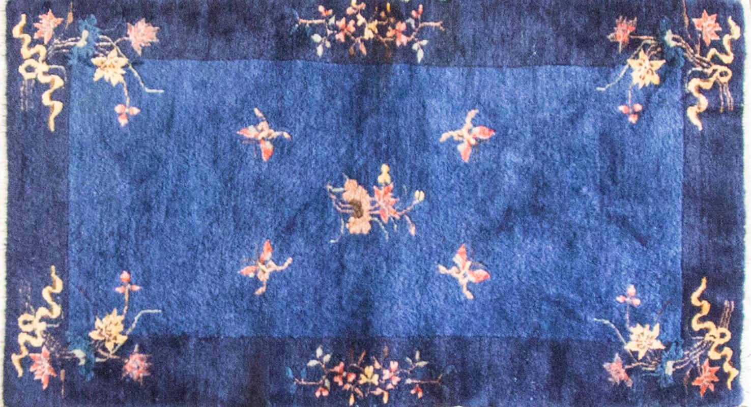 Antique Peking rugs started in China shortly after the end of the First World War. During this period, Chinese rug weaving factories relocated from Ningxia, as well as other carpet weaving centres, to the Chinese capital. Measures: 3'1
