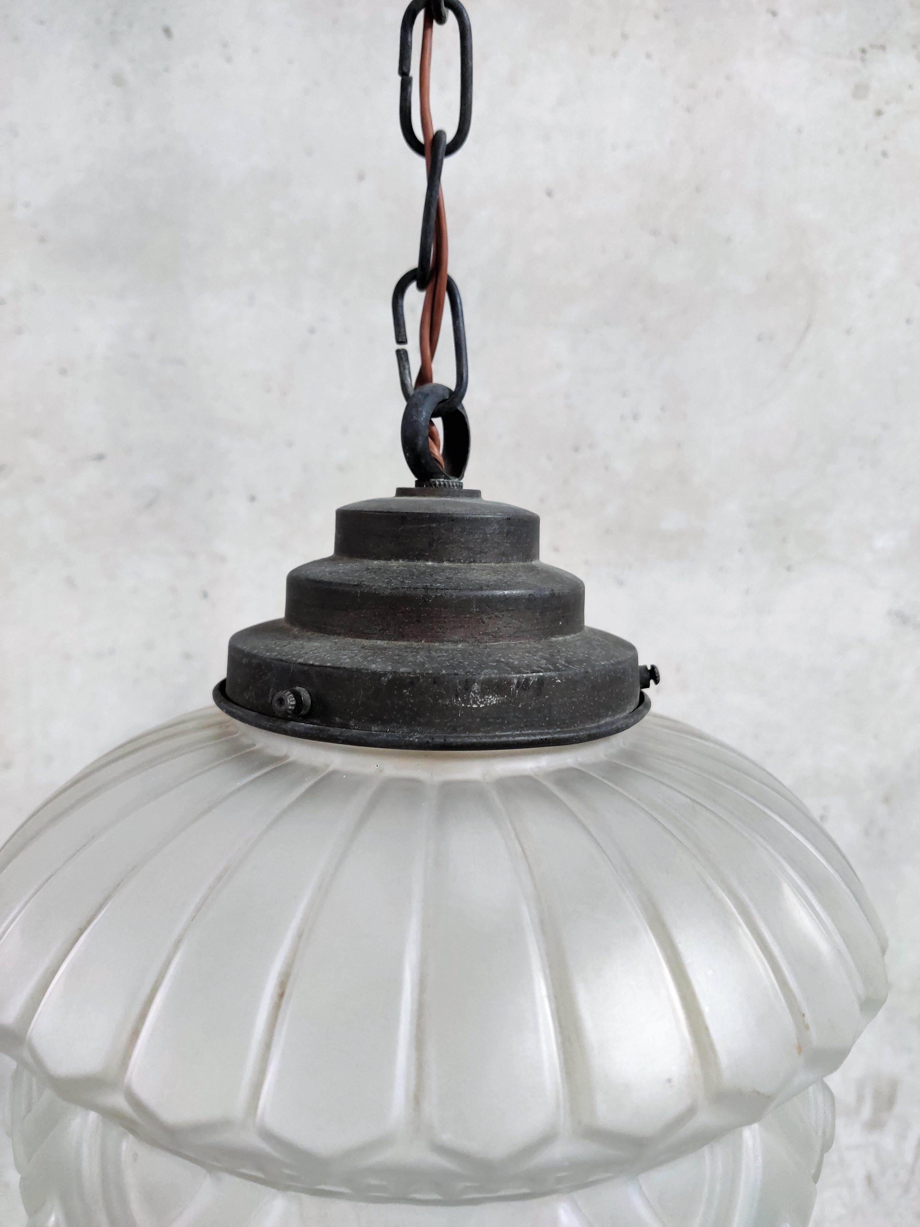 Antique decorated glass Art Deco pendant light with a copper shade holder.

Tested and ready for use with a regular E27 light bulb holder.

Dimensions:
Art Deco 
Height shade: 25cm/9.84