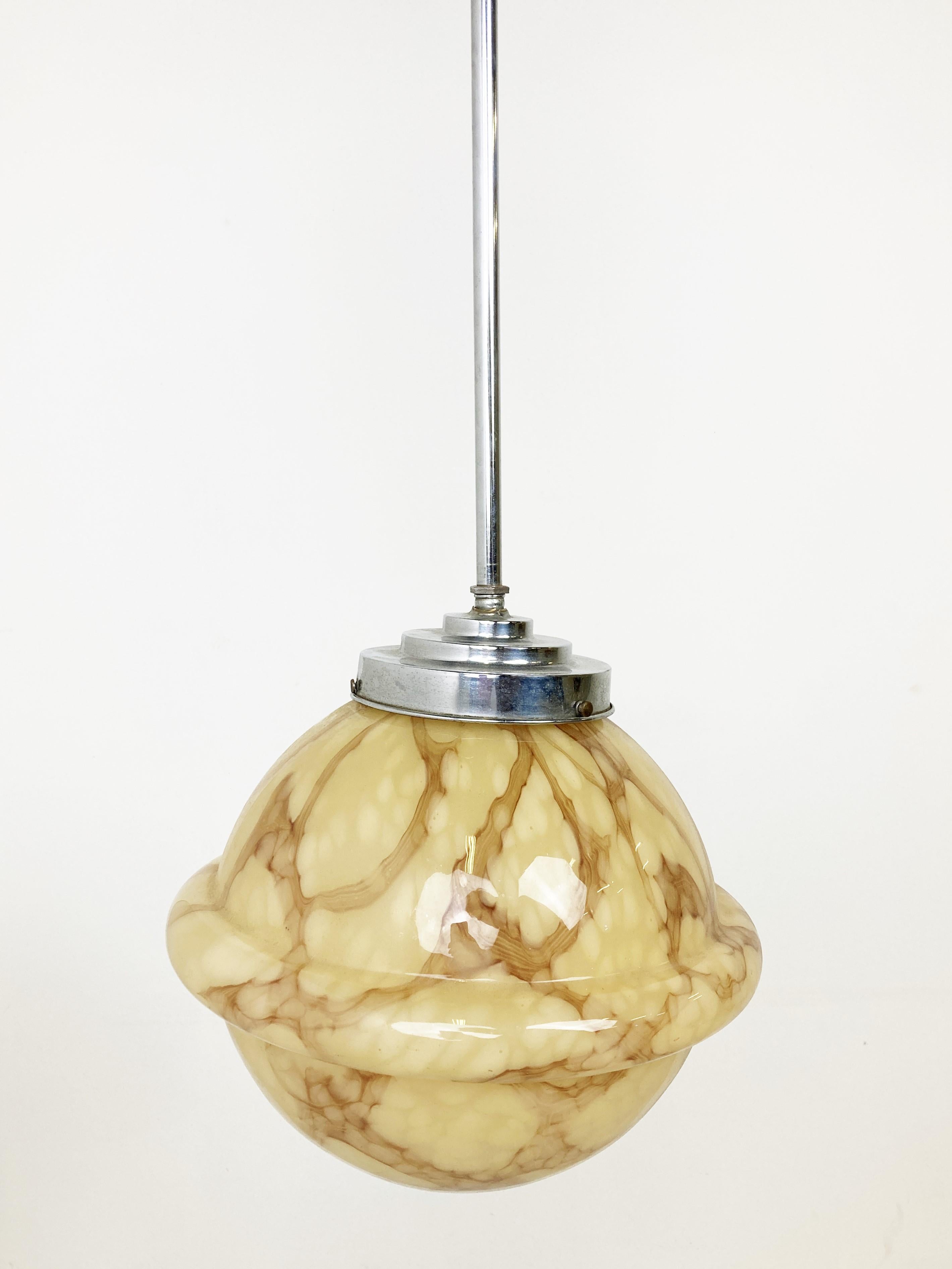 Belge Lampe à suspension art déco ancienne des années 1930 en vente