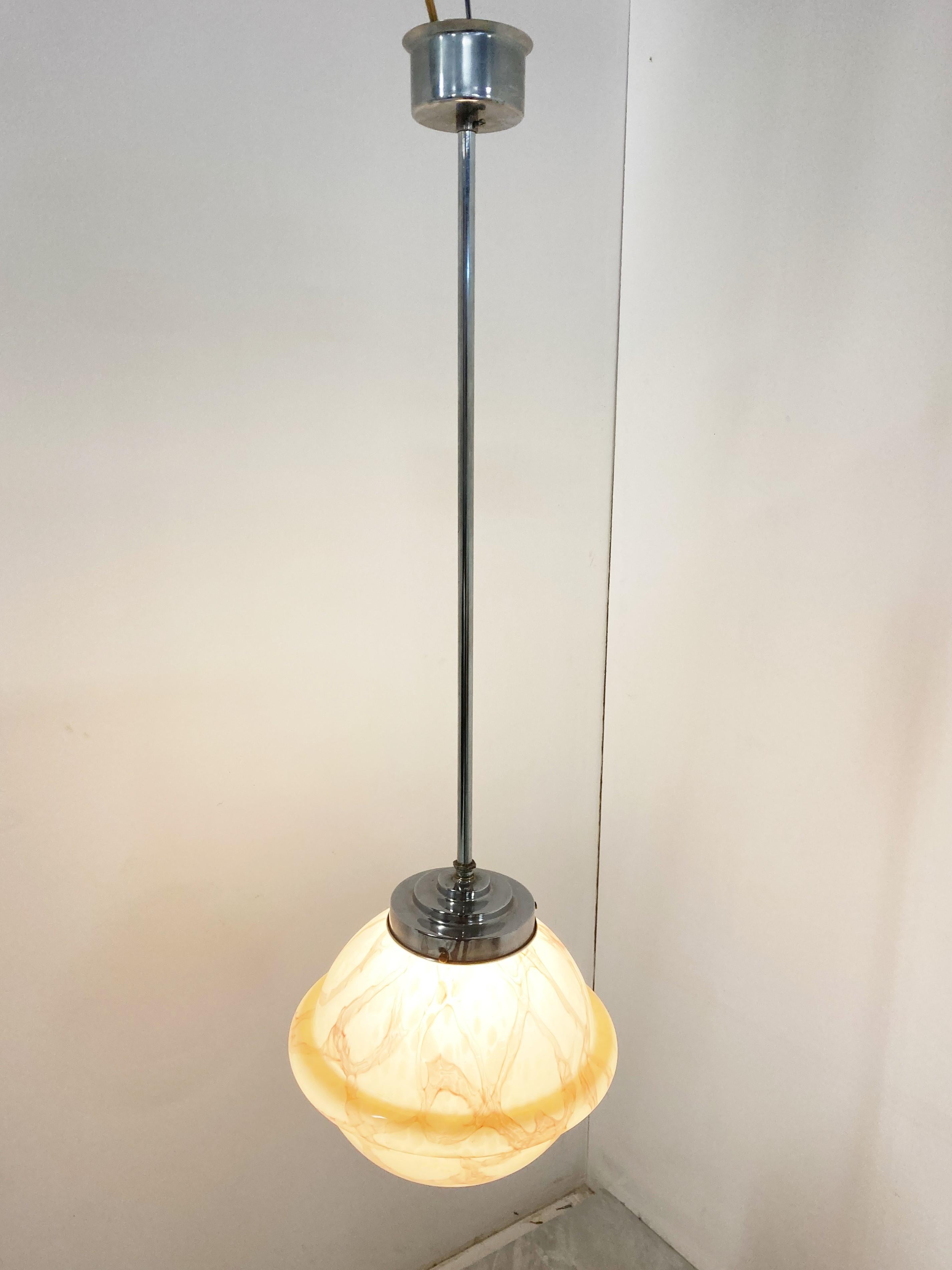 Verre opalin Lampe à suspension art déco ancienne des années 1930 en vente