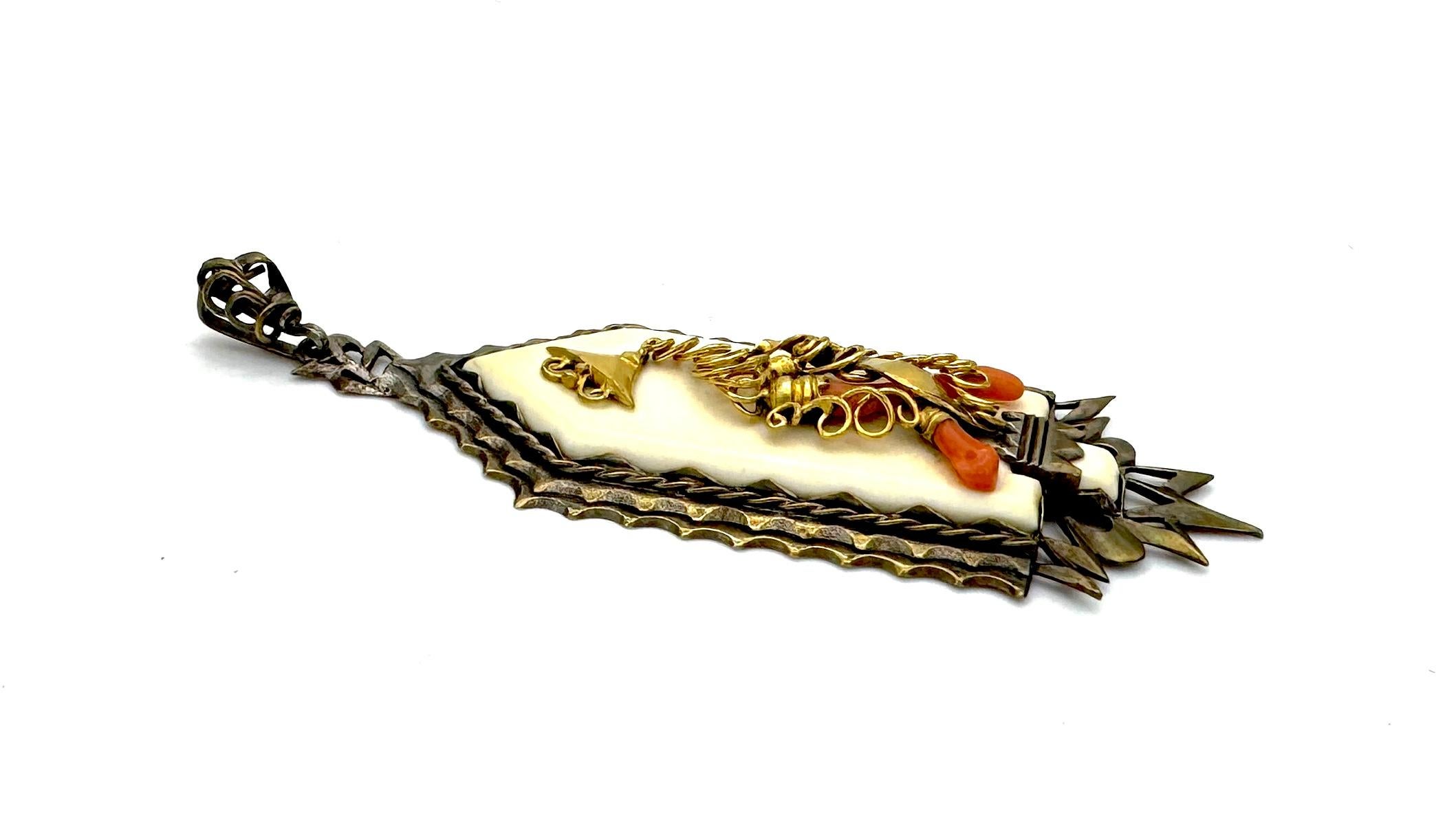 This expressive Art Deco pendant was created in 1920 ca. The design is reminiscent of jewellery designed by the Wiener Werkstatt, especially the work of Dagobert Peche. The pendant is made up of different layers of jagged metal. The faceted pieces