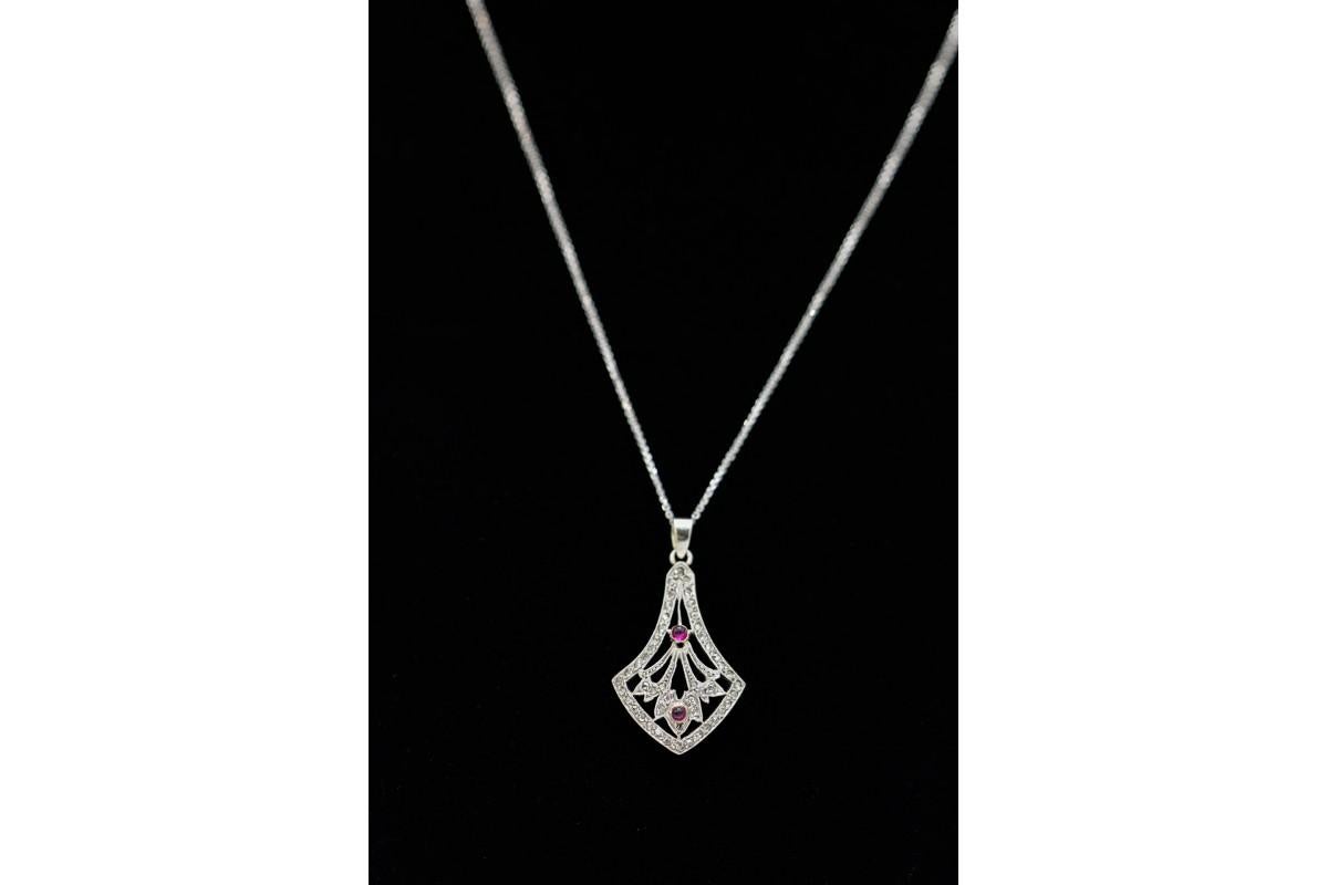 Pendentif ancien en or 18 carats avec des éléments en platine 950 de haute qualité. Ce pendentif raffiné et élégant de style Art déco est serti de diamants anciens taillés en rose d'un poids total de 0,18 ct et de deux tourmalines taillées en
