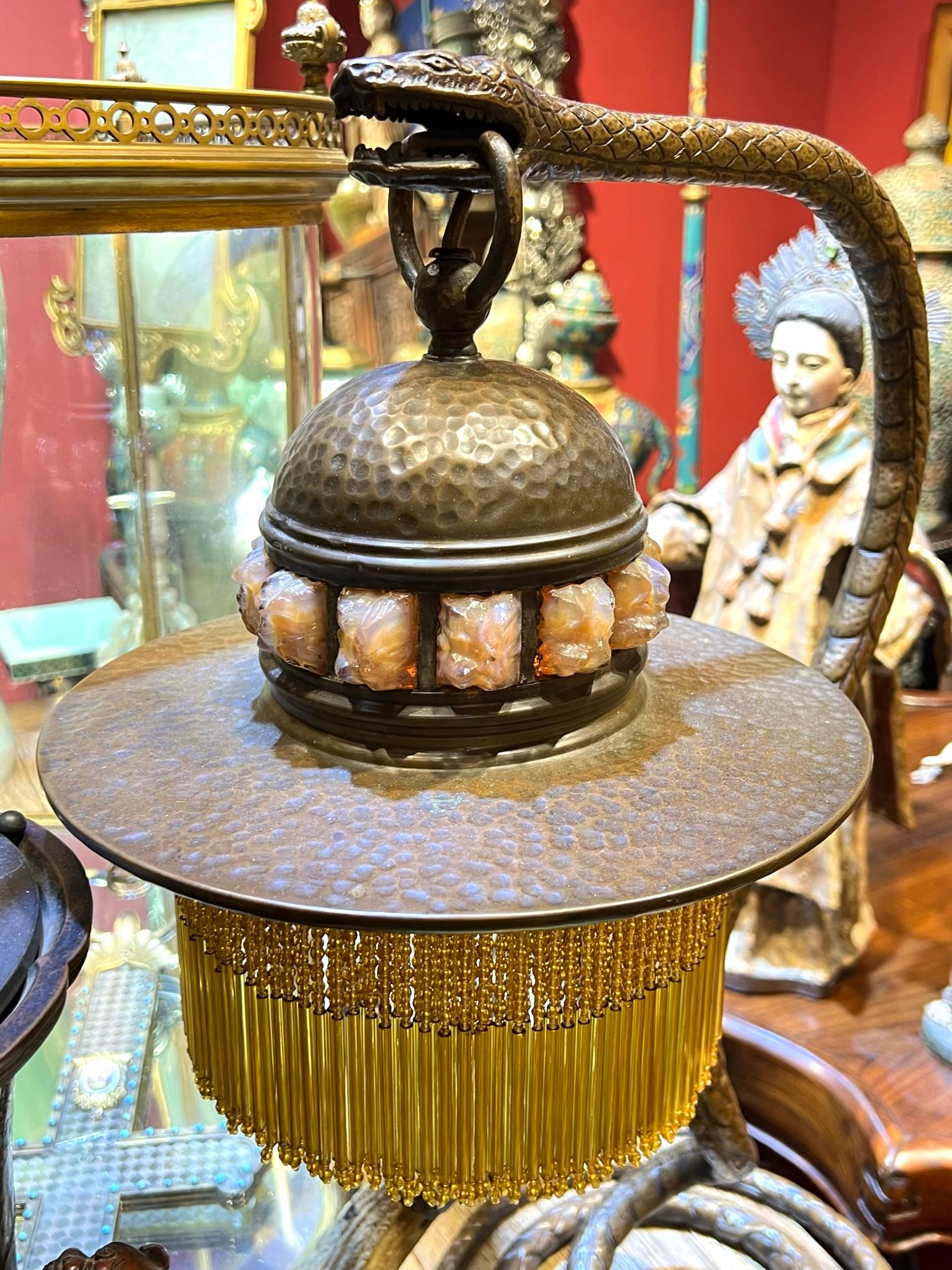 Lampe de bureau d'époque Art déco en forme de serpent avec abat-jour perlé en verre ambré en vente 8