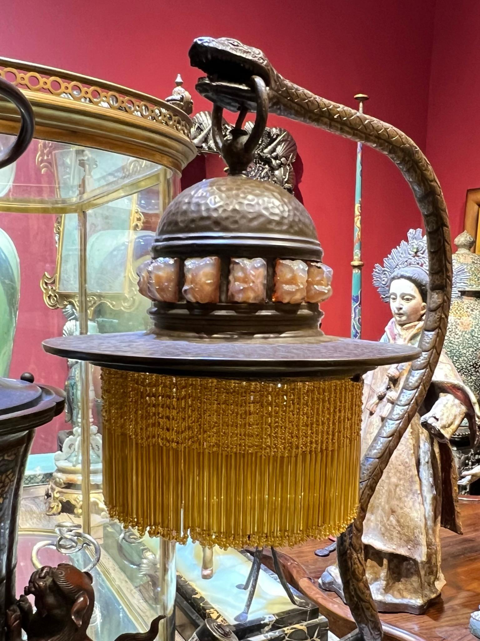 Lampe de bureau d'époque Art déco en forme de serpent avec abat-jour perlé en verre ambré en vente 9
