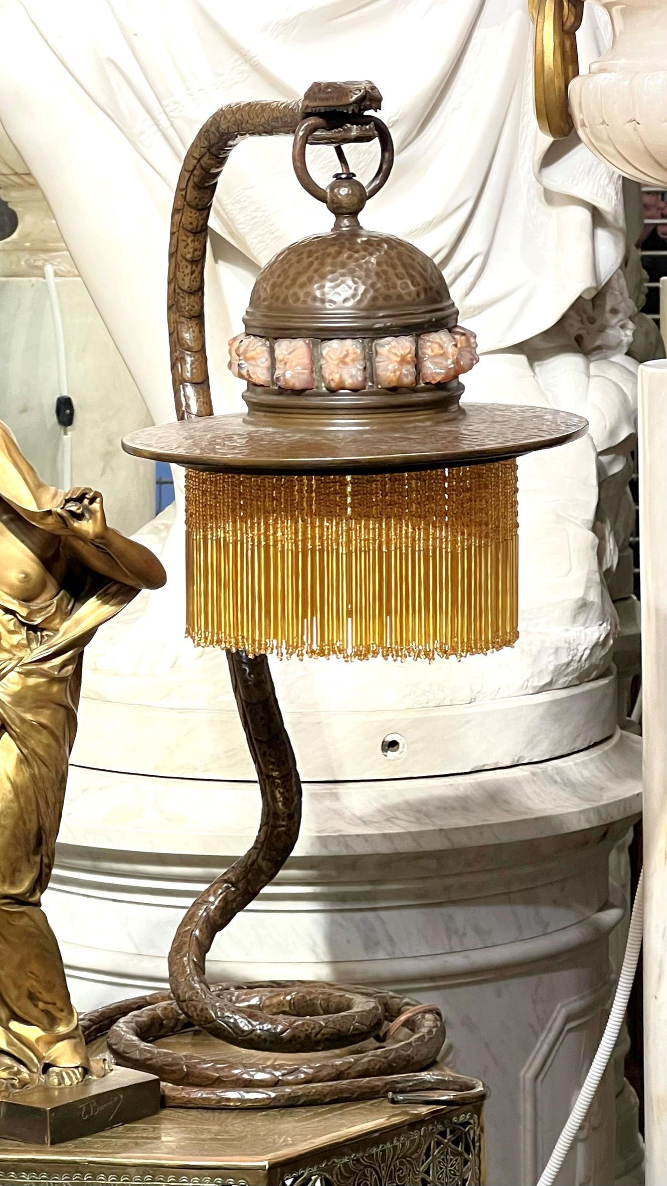 Antike Art Deco Periode Schlange Form Tischlampe mit Bernstein Glas Perlen Schatten im Angebot 10
