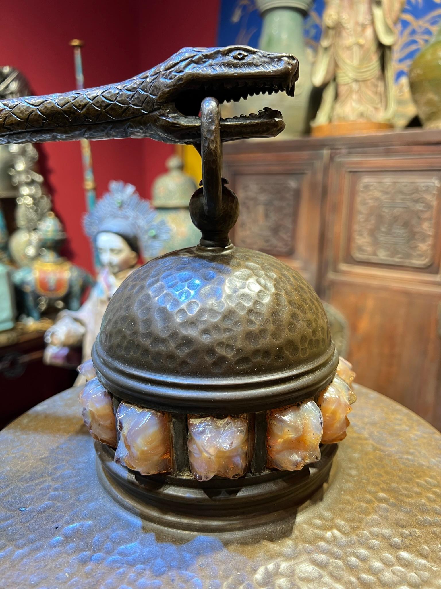 Autrichien Lampe de bureau d'époque Art déco en forme de serpent avec abat-jour perlé en verre ambré en vente