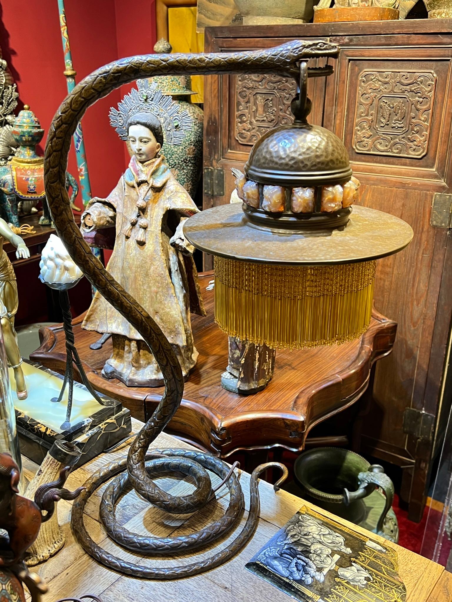 Bronze Lampe de bureau d'époque Art déco en forme de serpent avec abat-jour perlé en verre ambré en vente