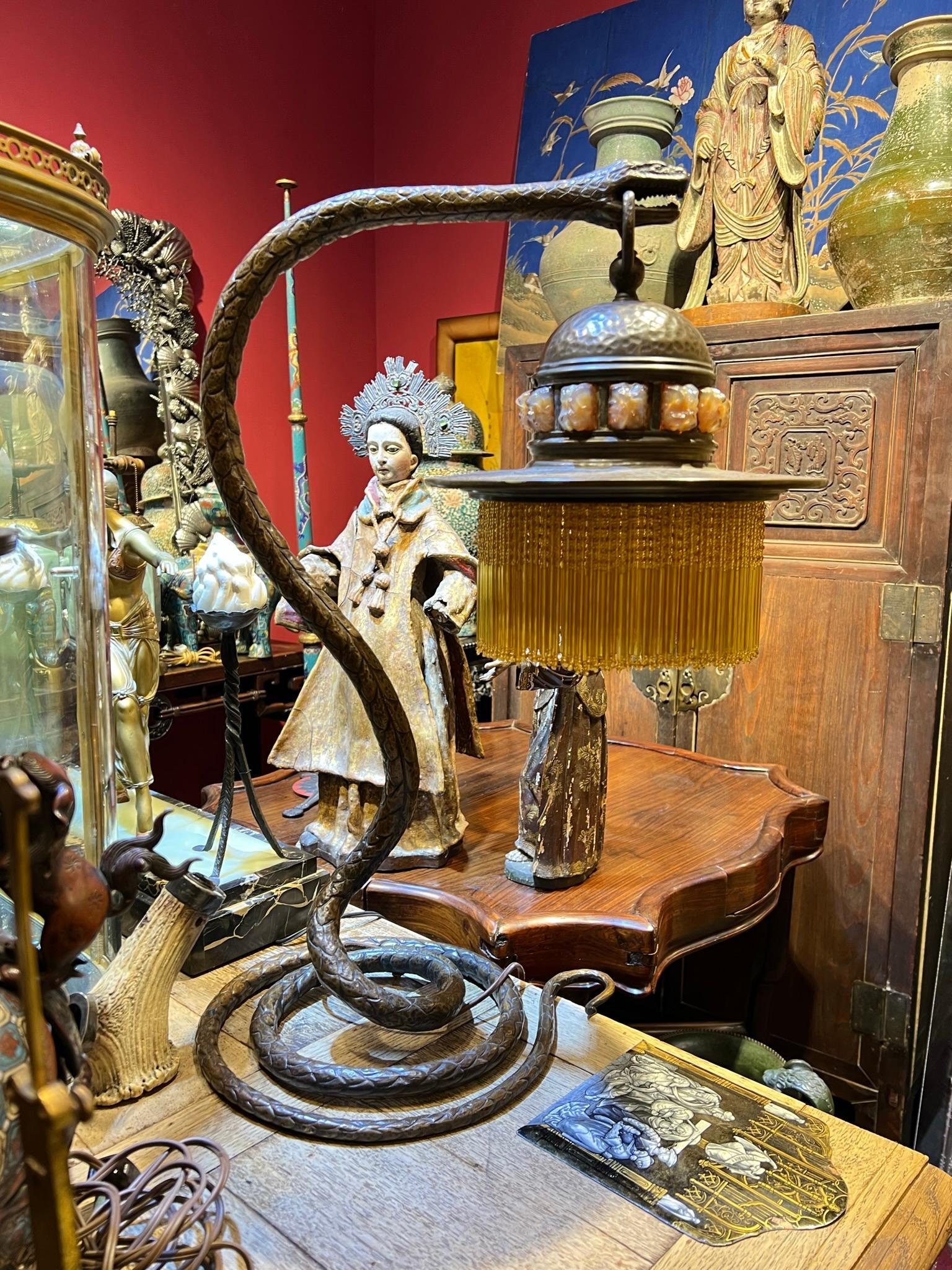 Lampe de bureau d'époque Art déco en forme de serpent avec abat-jour perlé en verre ambré en vente 1