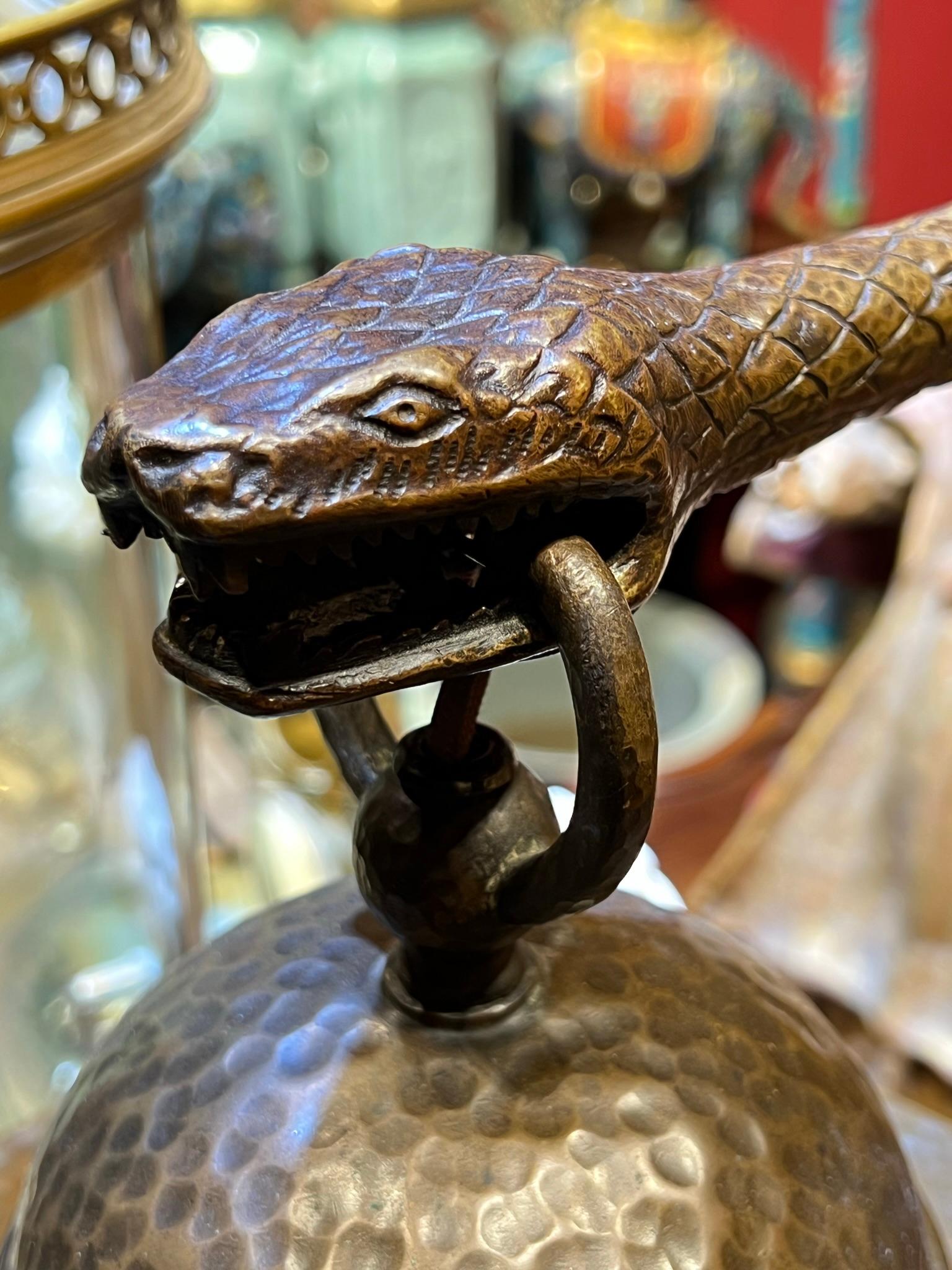 Lampe de bureau d'époque Art déco en forme de serpent avec abat-jour perlé en verre ambré en vente 2