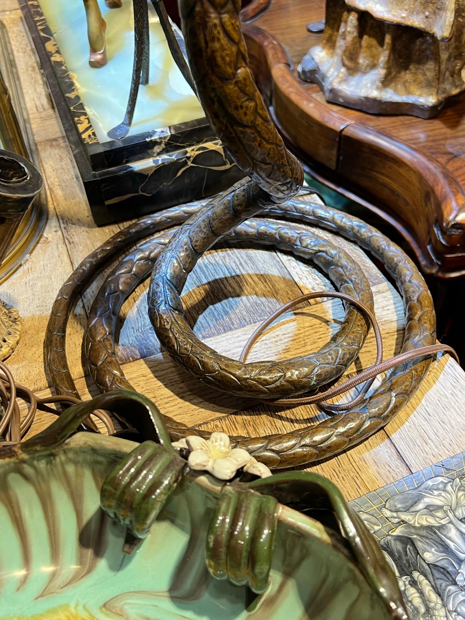 Lampe de bureau d'époque Art déco en forme de serpent avec abat-jour perlé en verre ambré en vente 3
