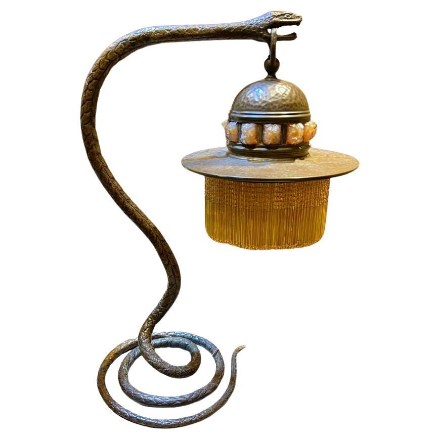 Antike Art Deco Periode Schlange Form Tischlampe mit Bernstein Glas Perlen Schatten im Angebot