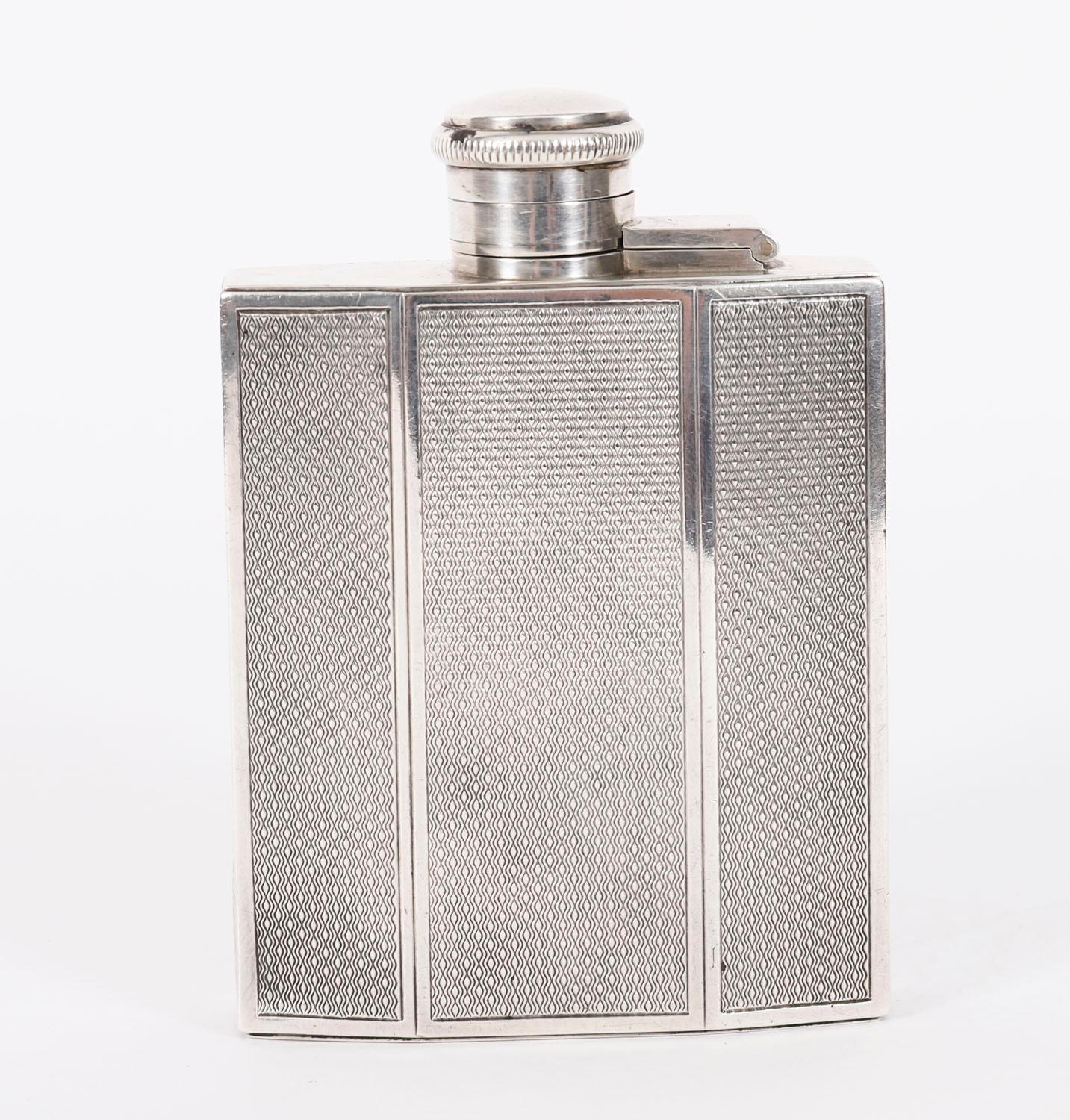 Ein wahrhaft prächtiger antiker Flachmann aus Sterlingsilber aus der Zeit des Art déco mit gedrechseltem Dekor, mit Punzen für Birmingham 1929 und der Herstellermarke K&L für Knowles & Ladd.

Der Sockel trägt eine schöne Inschrift, die lautet
Til