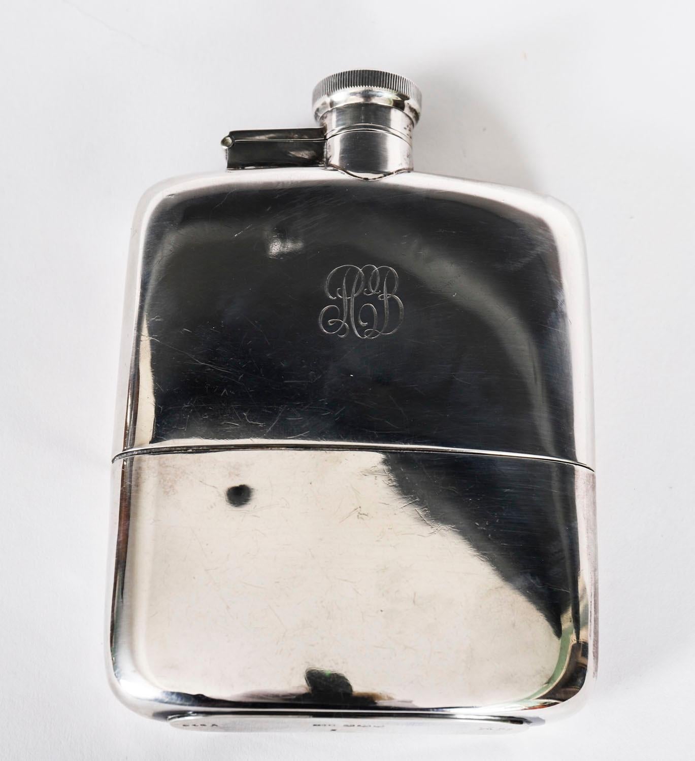 Un'antica fiaschetta in argento sterling di epoca Art Deco davvero superba, con marchio di fabbrica James Dixson and Sons e marchi di Sheffield 1931.

Presenta una classica forma rettangolare con un coperchio circolare a baionetta con chiusura a