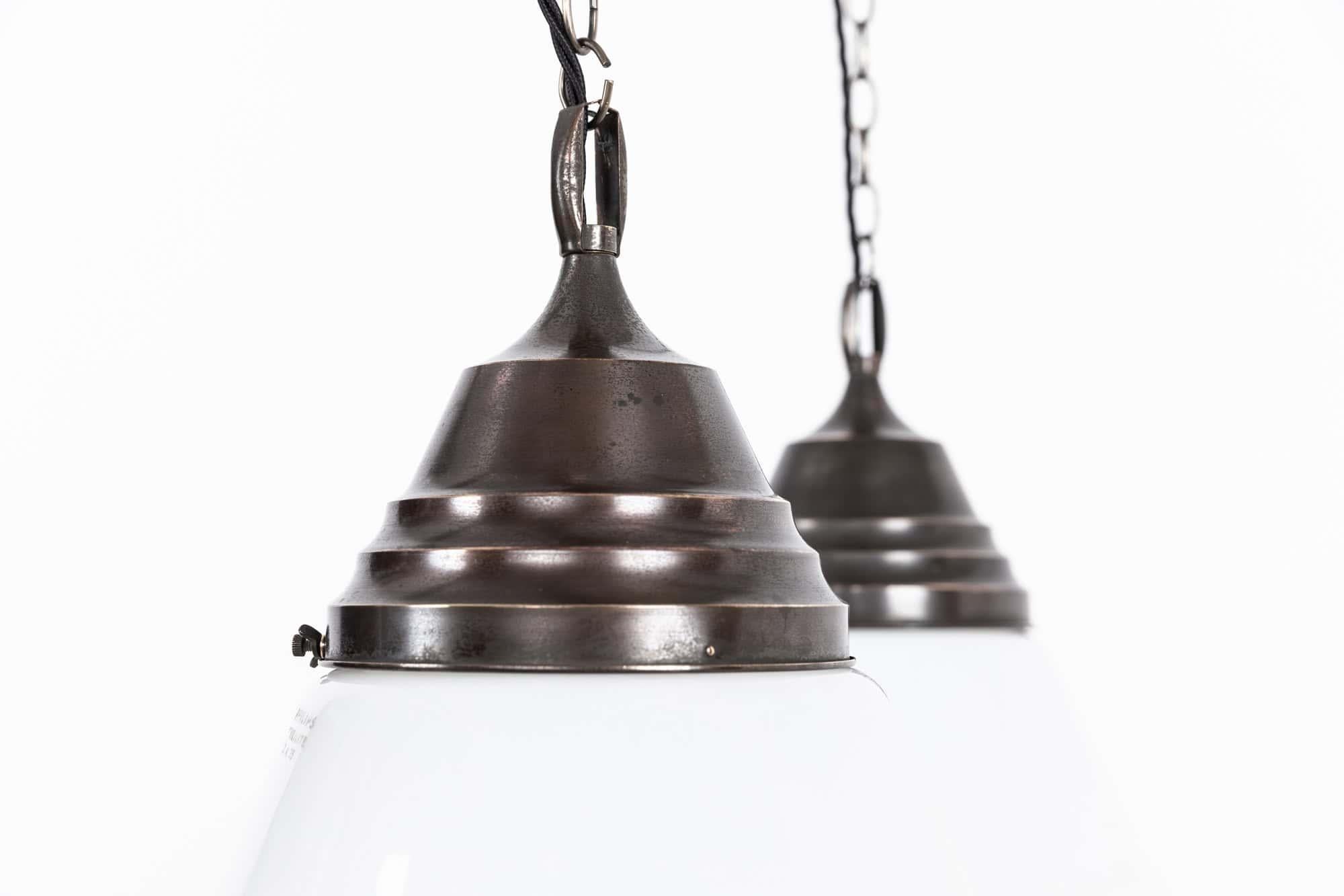 

Una coppia incredibilmente elegante di lampade opaline coniche prodotte da Philips. C.C. 1920

Prodotta nei Paesi Bassi, una lampada a sospensione dal design classico e senza tempo. Vetro opalino con galleria originale in rame e catena corta. Sul