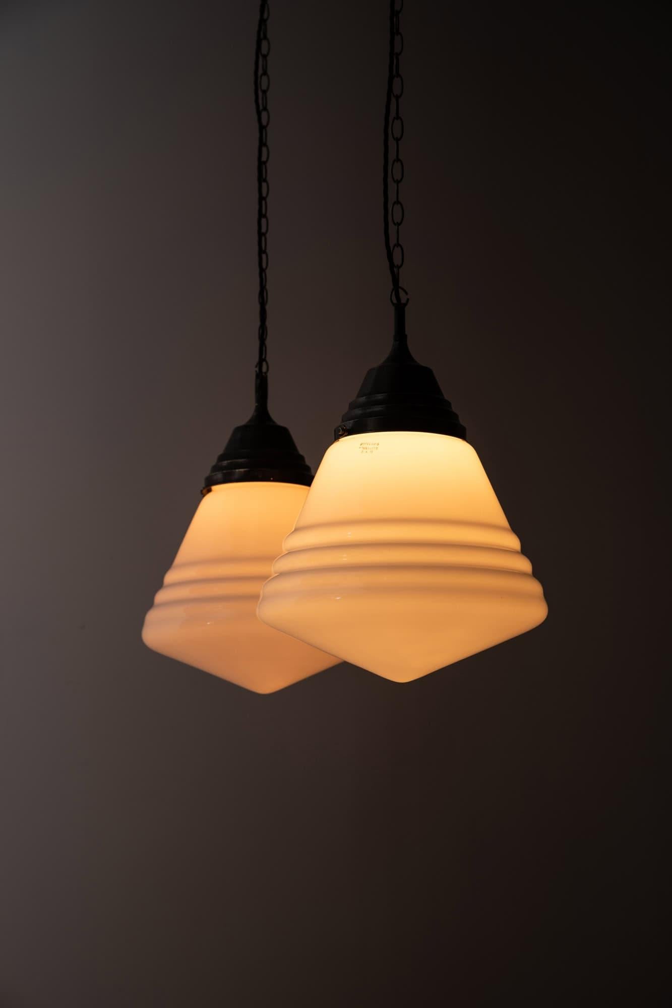 XX secolo Antica lampada a sospensione in vetro opalino olandese in stile Art Deco Philips 'Phililite', C.C. 1920 in vendita