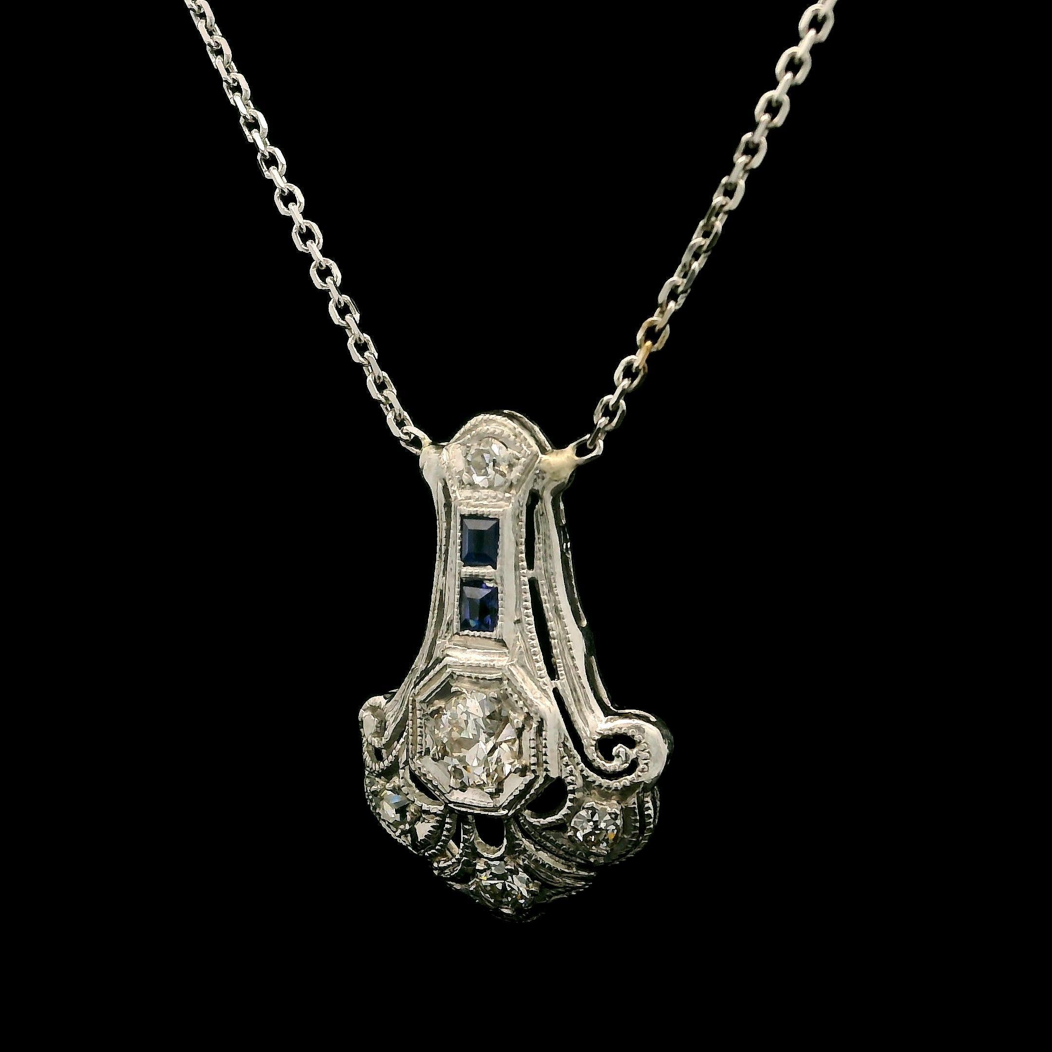 Taglio francese Collana con ciondolo a volute in filigrana di zaffiro e diamanti in stile antico Art Deco Plat in vendita