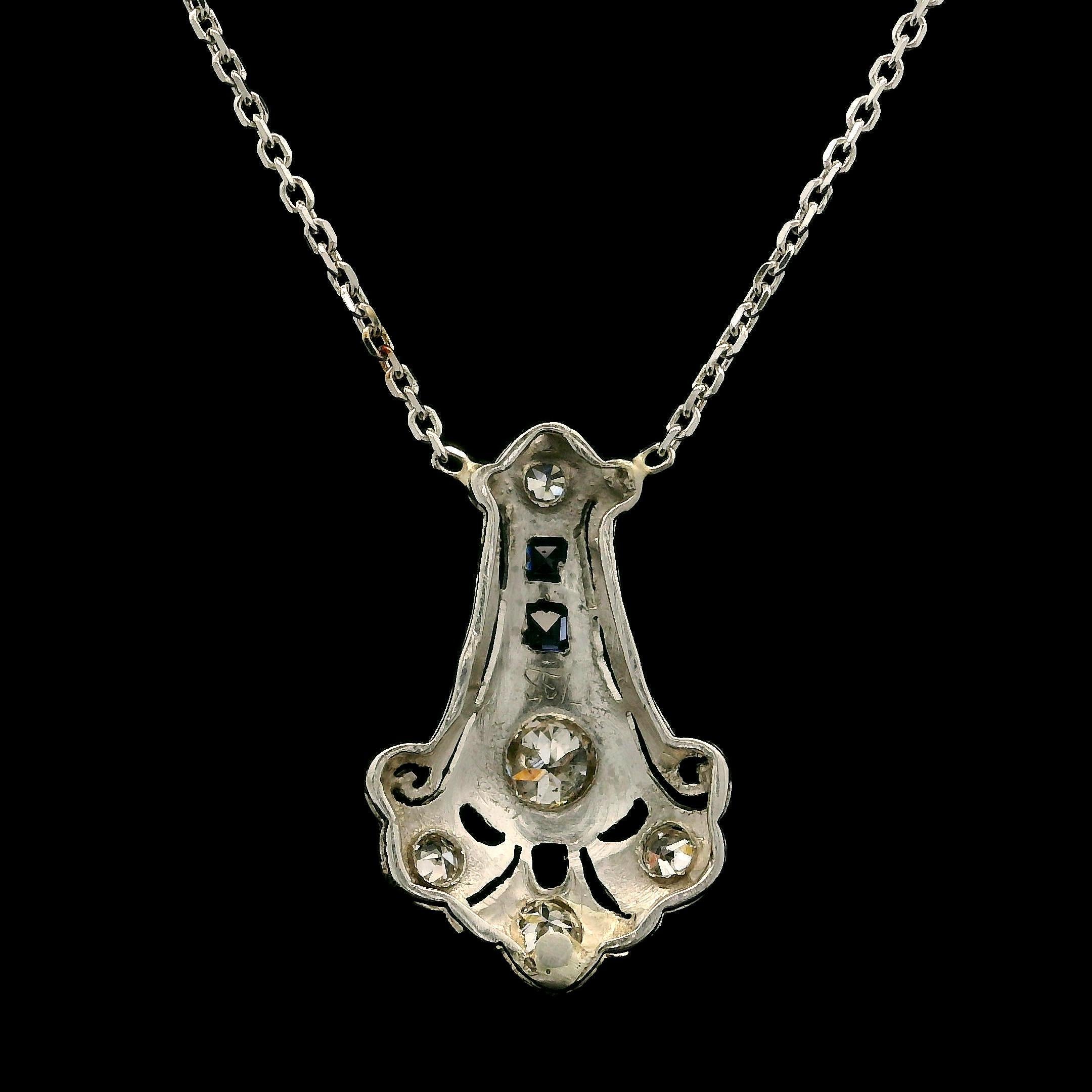 Collana con ciondolo a volute in filigrana di zaffiro e diamanti in stile antico Art Deco Plat In condizioni ottime in vendita a Montclair, NJ
