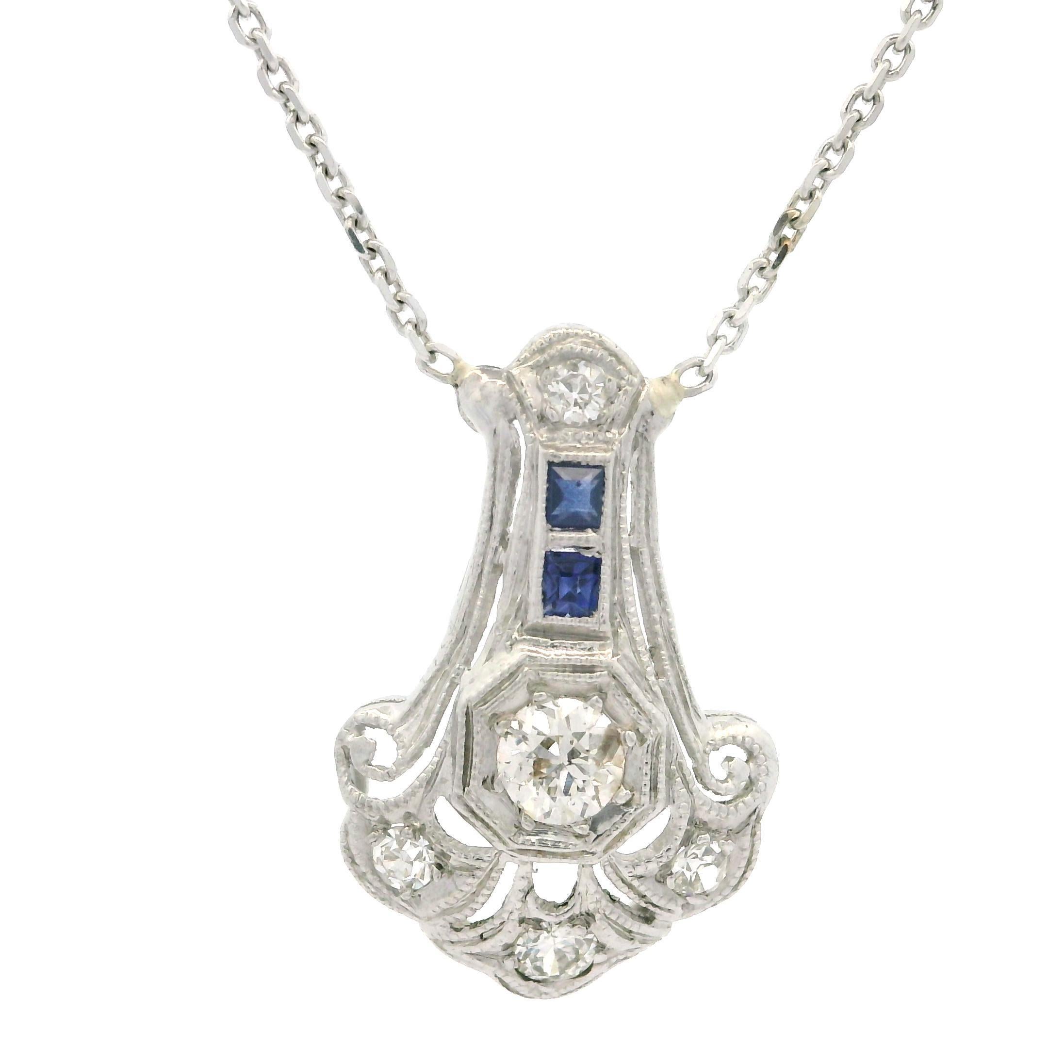 Collana con ciondolo a volute in filigrana di zaffiro e diamanti in stile antico Art Deco Plat in vendita 1