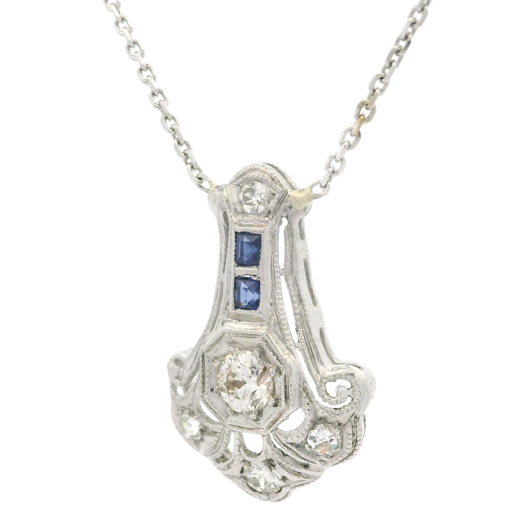 Collana con ciondolo a volute in filigrana di zaffiro e diamanti in stile antico Art Deco Plat in vendita 2