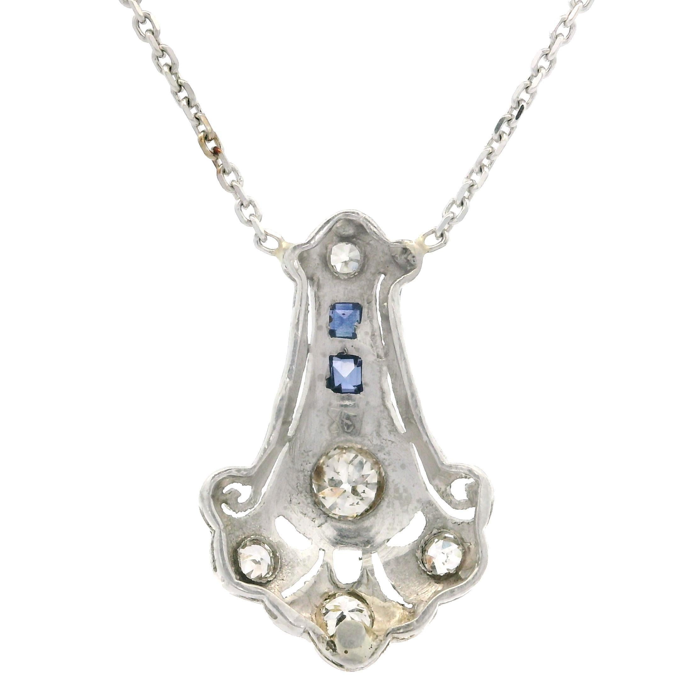 Collana con ciondolo a volute in filigrana di zaffiro e diamanti in stile antico Art Deco Plat in vendita 3