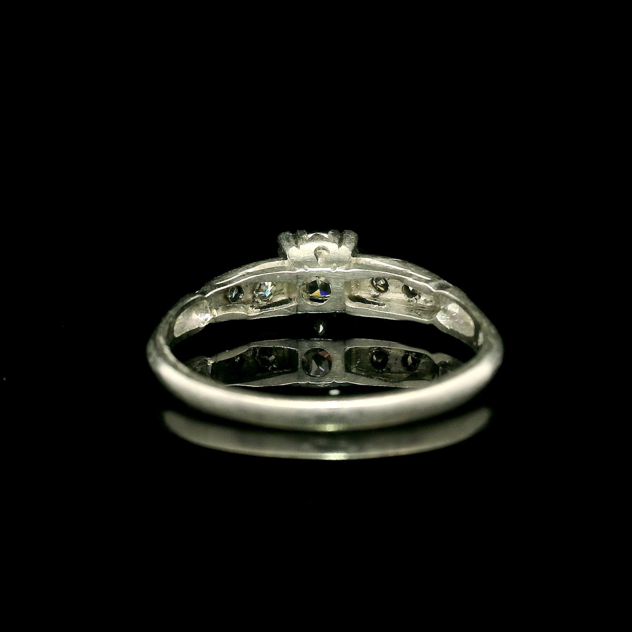 Anello di fidanzamento classico in platino antico Art Deco con diamante da 0,37 ct. in vendita 7