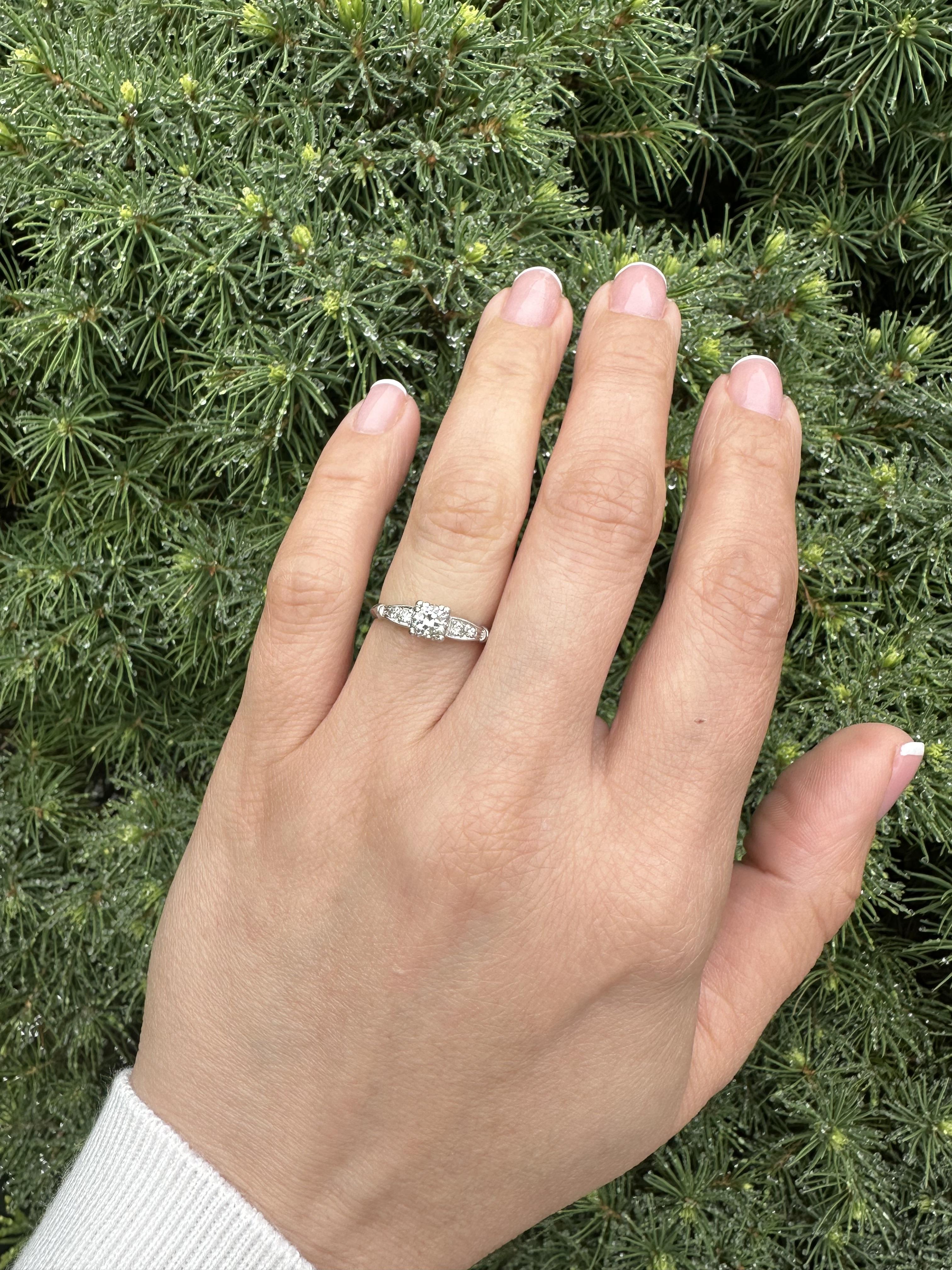 Anello di fidanzamento classico in platino antico Art Deco con diamante da 0,37 ct. in vendita 8