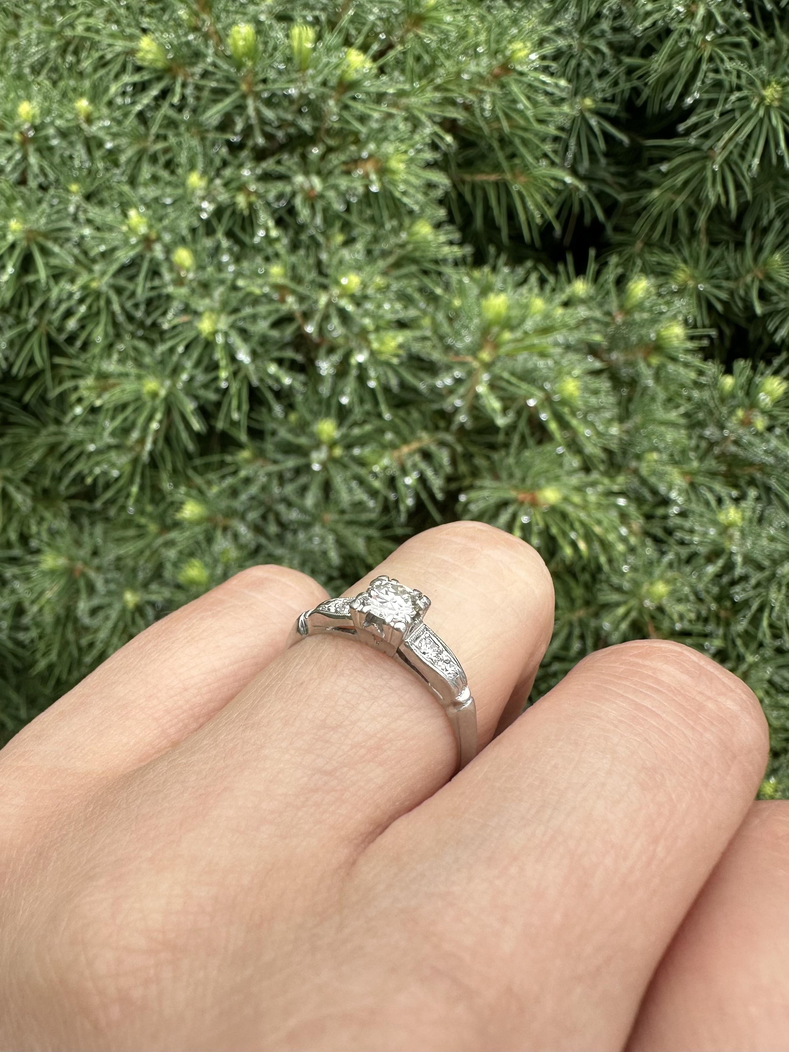 Anello di fidanzamento classico in platino antico Art Deco con diamante da 0,37 ct. in vendita 9