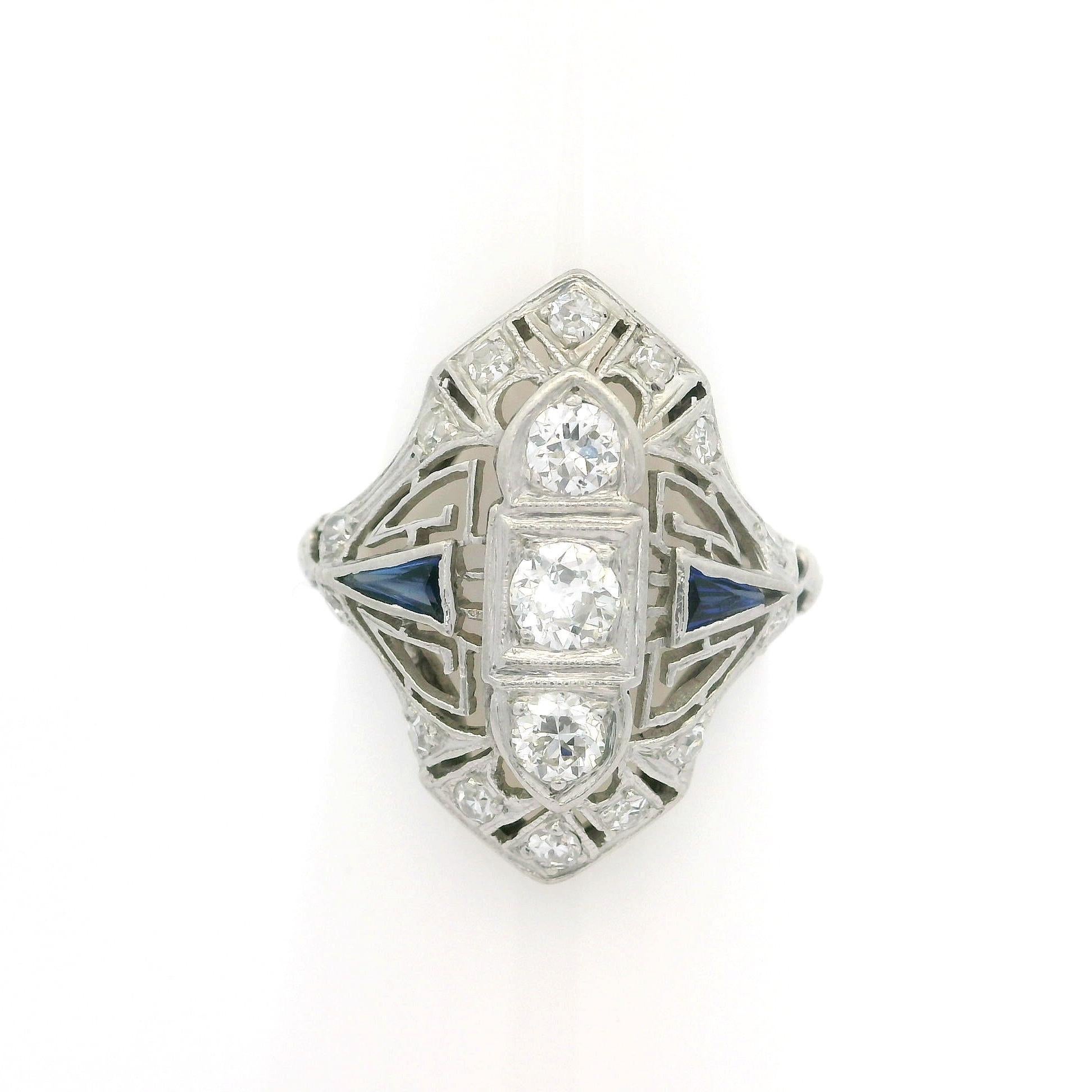 -A. Stone
(21) Diamanti naturali autentici - Vecchio taglio europeo e vecchio taglio singolo - incastonati - Colore bianco molto bello - 0,75ctw (circa)
(2) Zaffiri sintetici - taglio trilione lungo - castone incastonato

Materiale:  Solido .800+