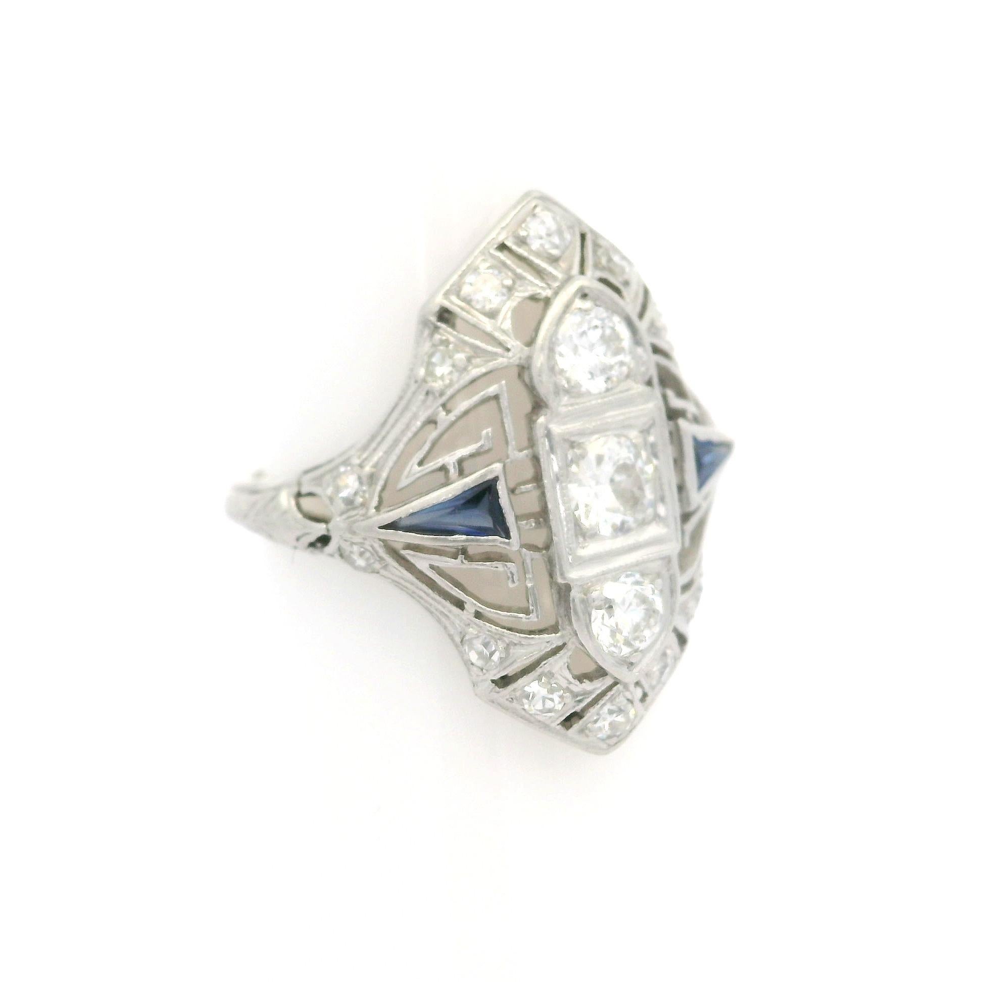Art Déco Anello da cena in platino Art Deco 0.75ctw con diamante e zaffiro in filigrana in vendita