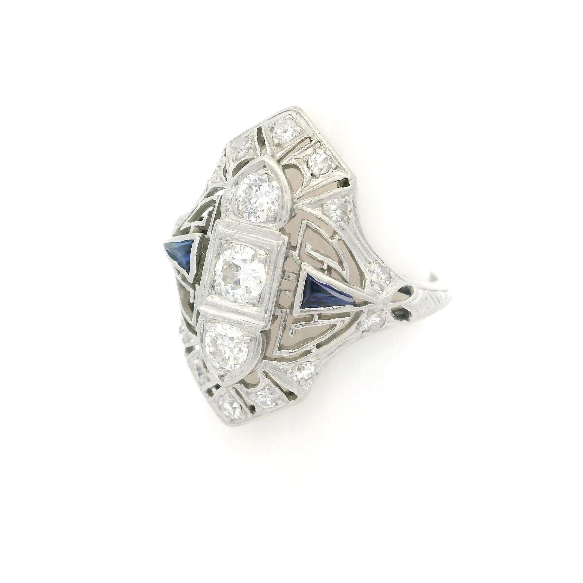 Taglio antico europeo Anello da cena in platino Art Deco 0.75ctw con diamante e zaffiro in filigrana in vendita