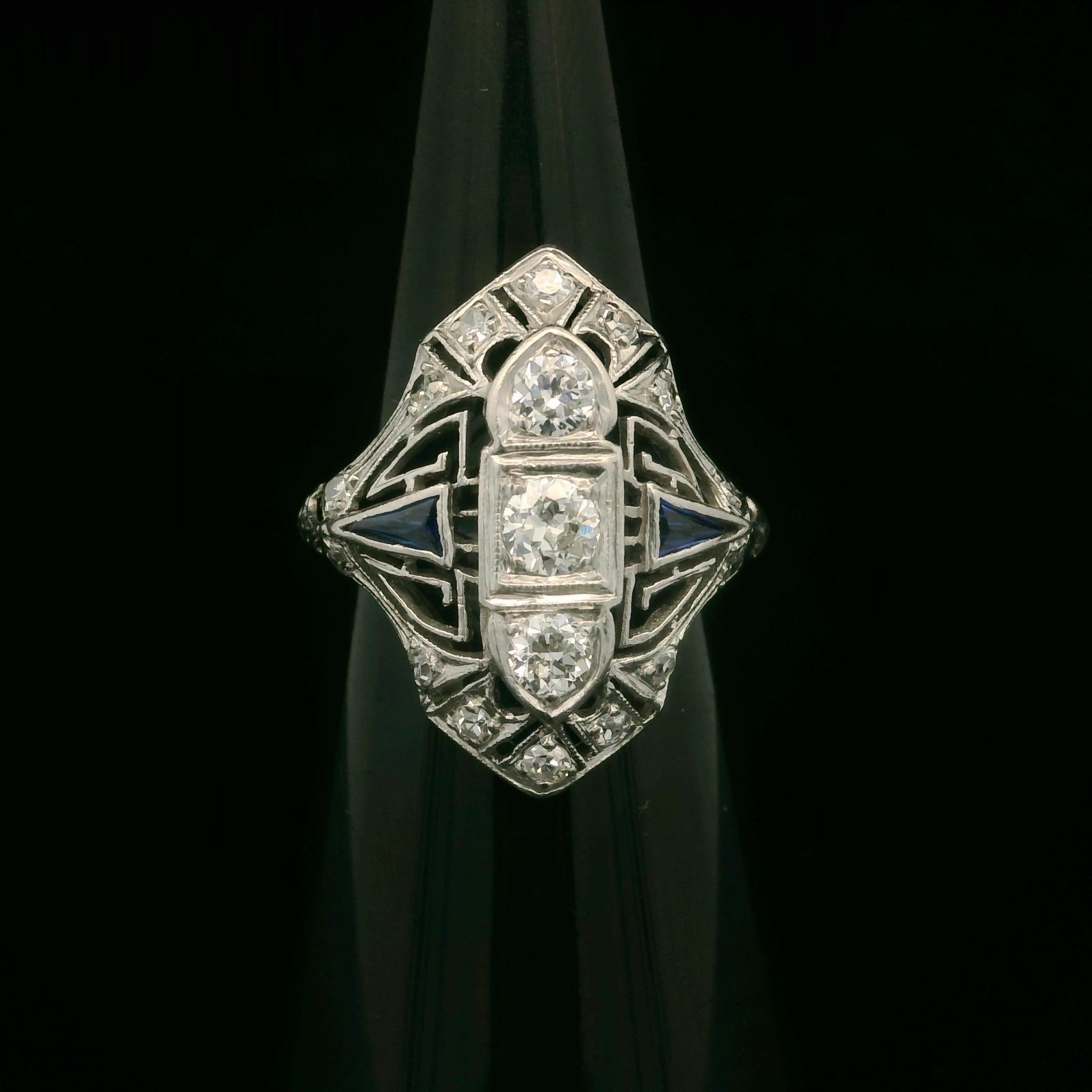 Anello da cena in platino Art Deco 0.75ctw con diamante e zaffiro in filigrana In condizioni buone in vendita a Montclair, NJ