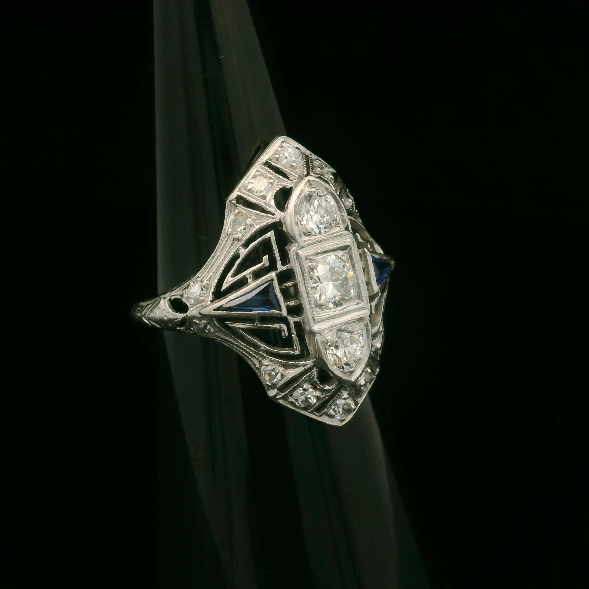 Donna Anello da cena in platino Art Deco 0.75ctw con diamante e zaffiro in filigrana in vendita