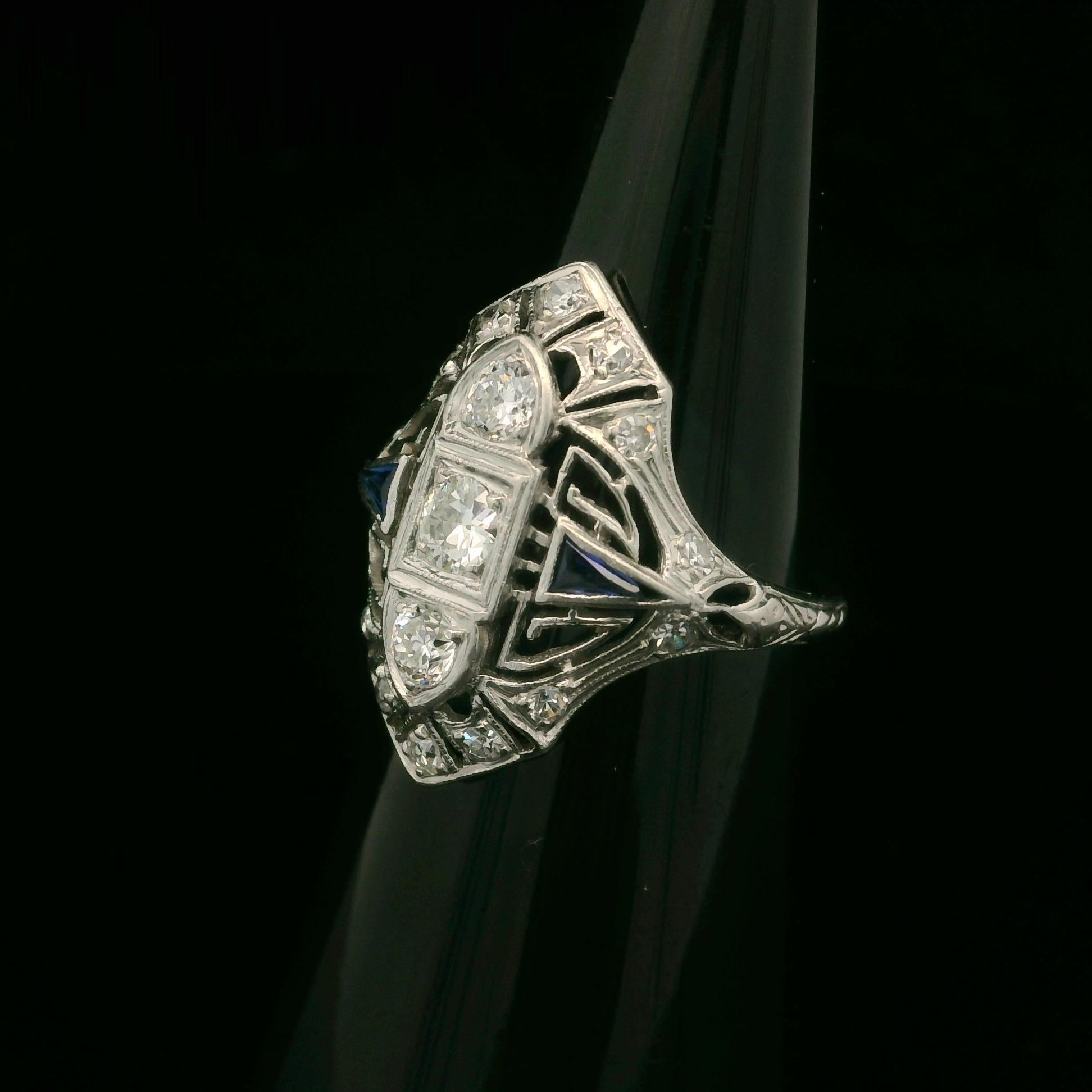 Anello da cena in platino Art Deco 0.75ctw con diamante e zaffiro in filigrana in vendita 1