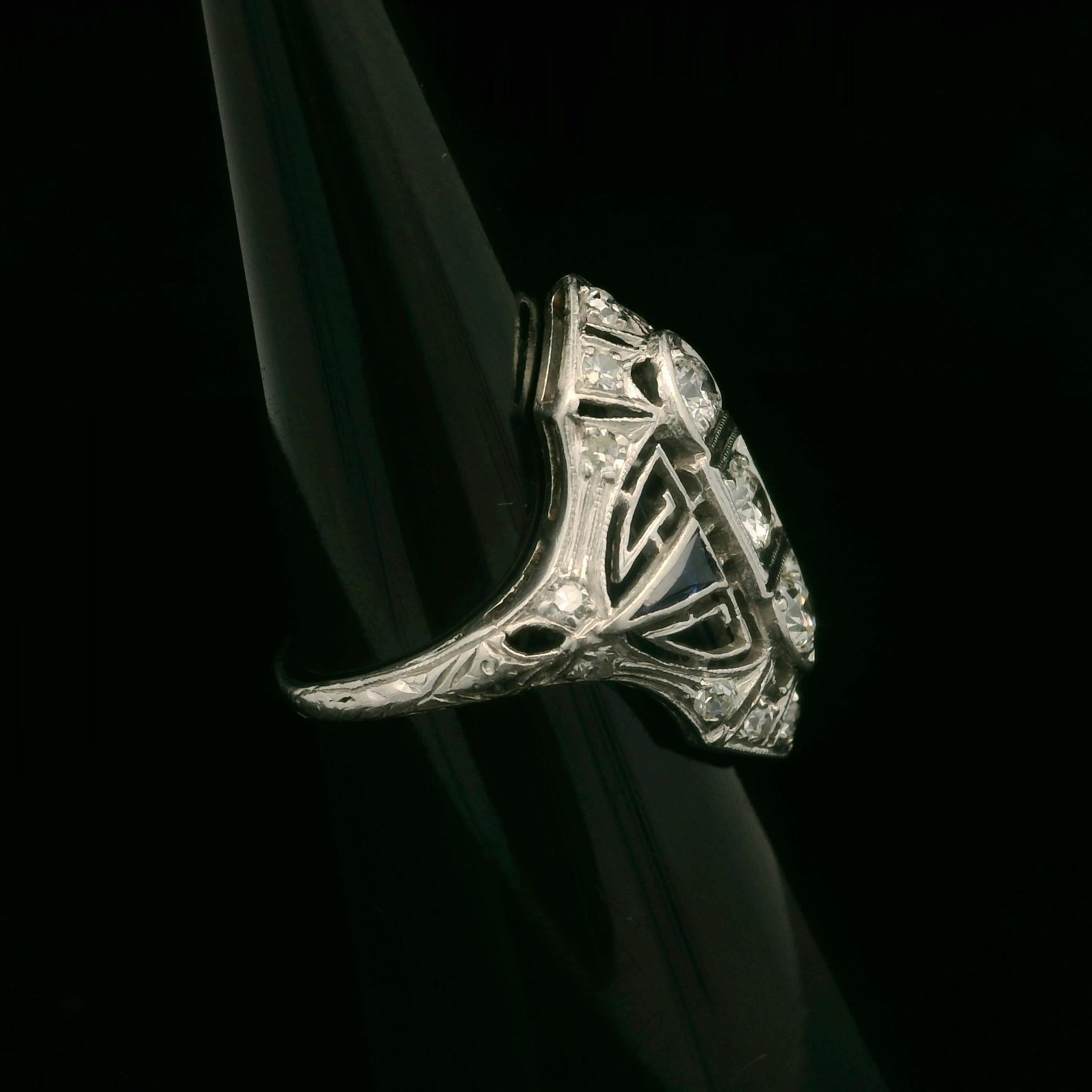 Anello da cena in platino Art Deco 0.75ctw con diamante e zaffiro in filigrana in vendita 2