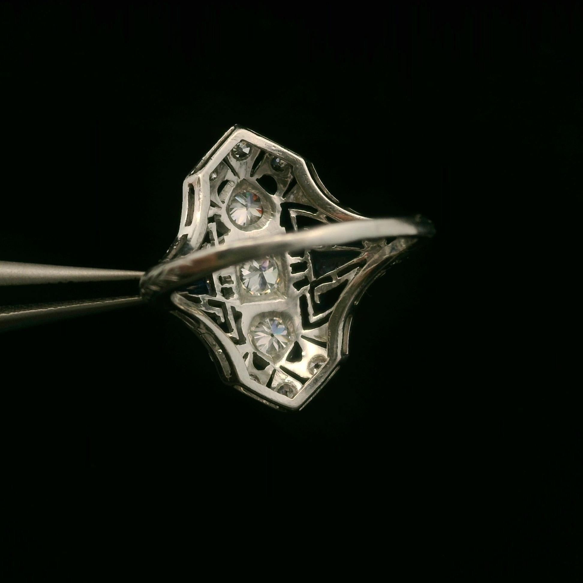 Anello da cena in platino Art Deco 0.75ctw con diamante e zaffiro in filigrana in vendita 3