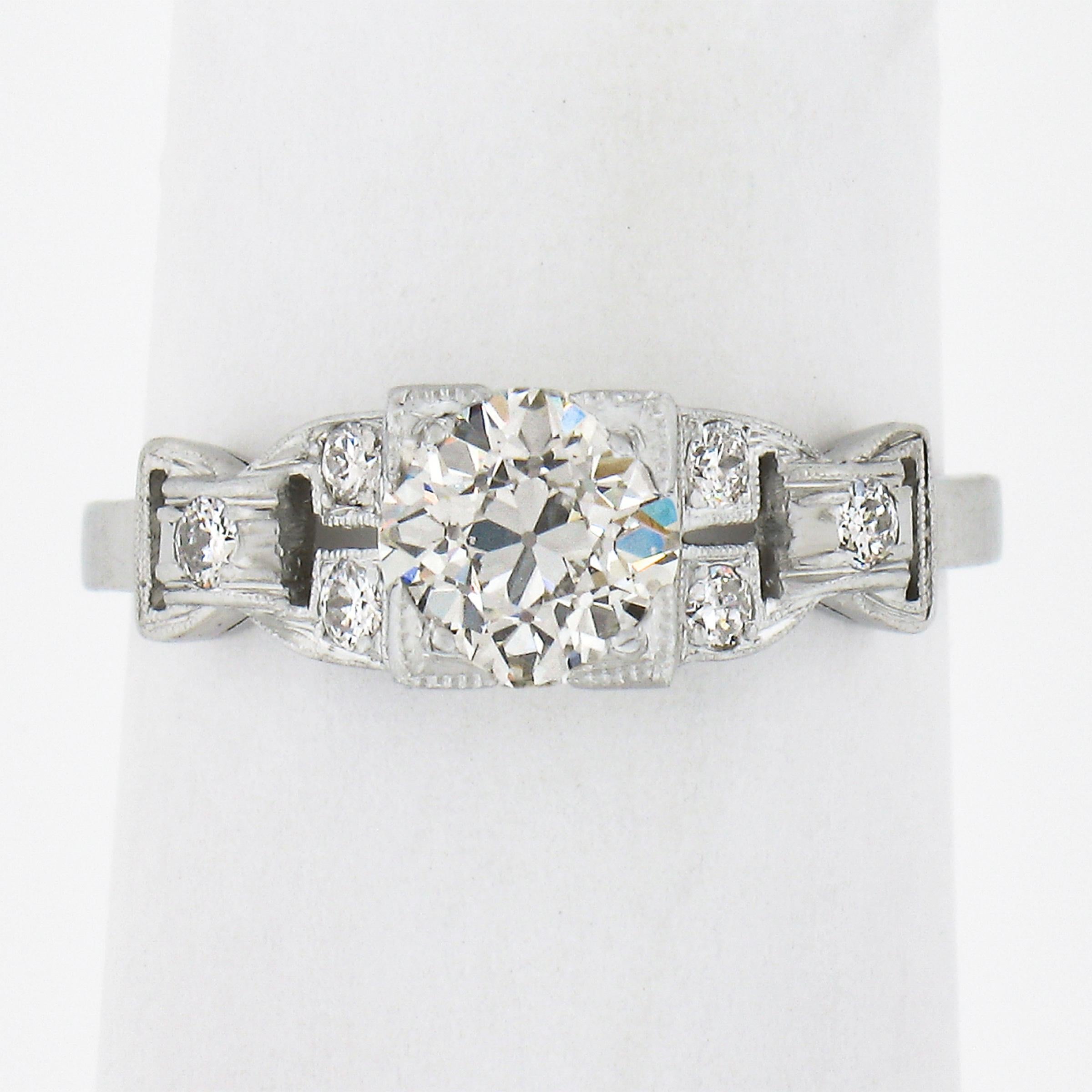 --Pierre(s) :...
(1) Diamant naturel véritable - taille européenne ancienne - perle sertie - couleur K - pureté VS1 - 0,80ct (exact)
(6) Diamants naturels authentiques - taille européenne ancienne - sertis en pavé - couleur G-I - pureté VS2-SI2 -
