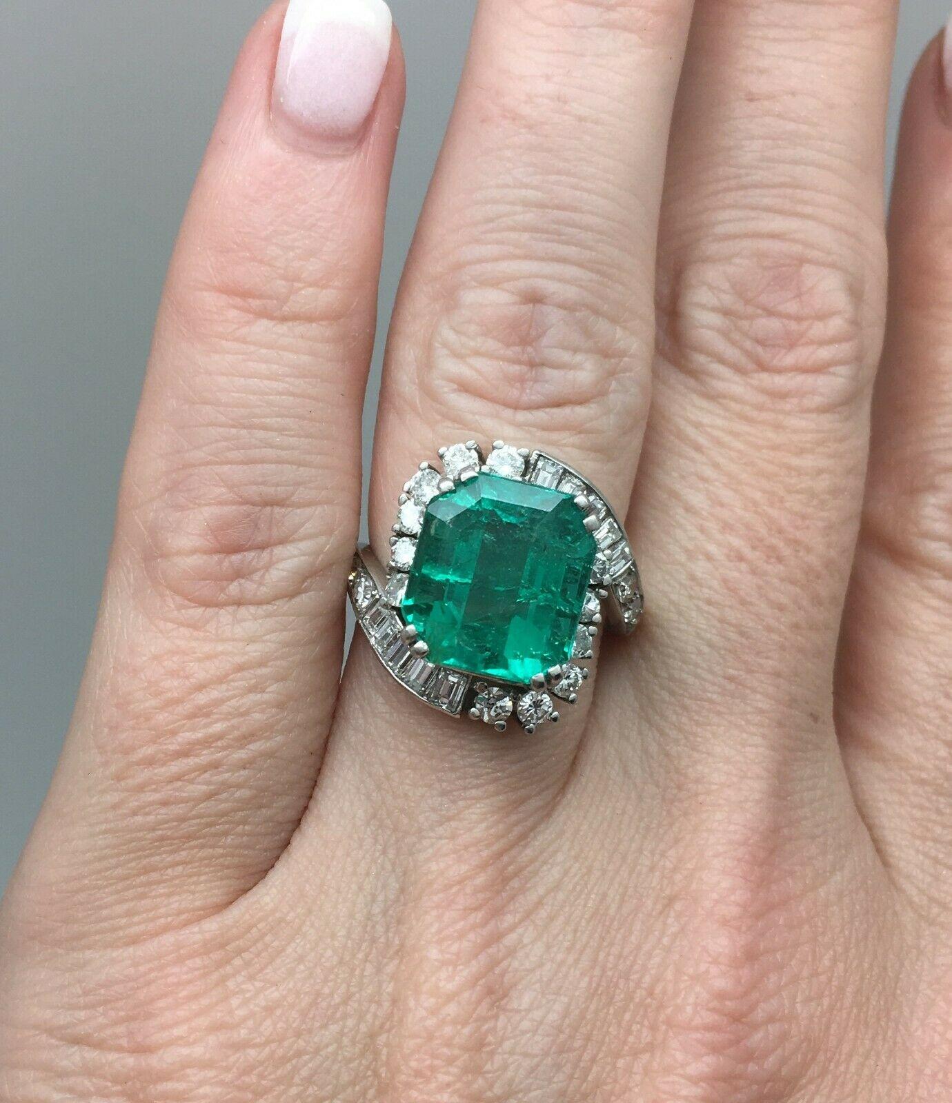 Art Deco Platinum 10.20 Carat Colombian Emerald Diamond Engagement Ring In Excellent Condition For Sale In Houston, TX