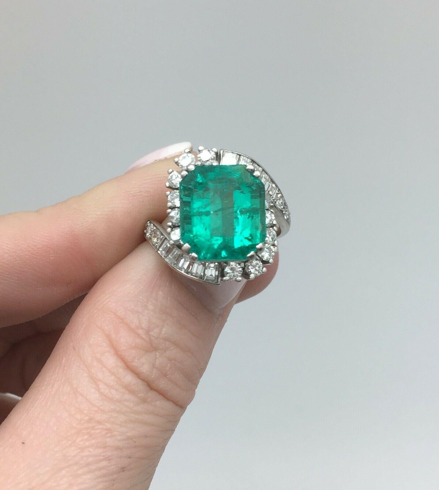 Women's or Men's Art Deco Platinum 10.20 Carat Colombian Emerald Diamond Engagement Ring For Sale