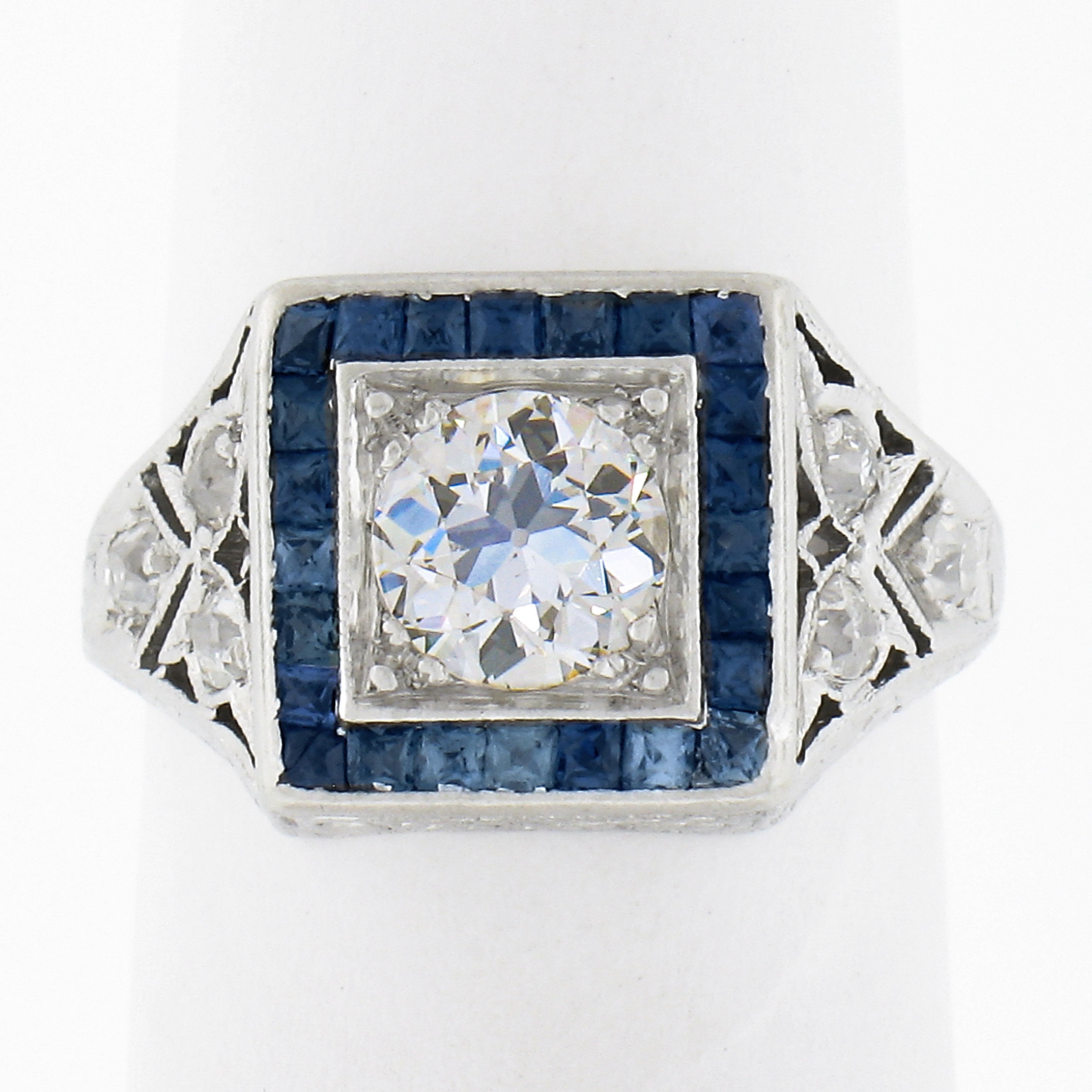 Cette magnifique bague de fiançailles ancienne, très bien conservée, a été fabriquée en platine massif pendant la période Art déco et présente un superbe diamant de taille européenne ancienne d'environ 0,52 carat, soigneusement serti au centre du
