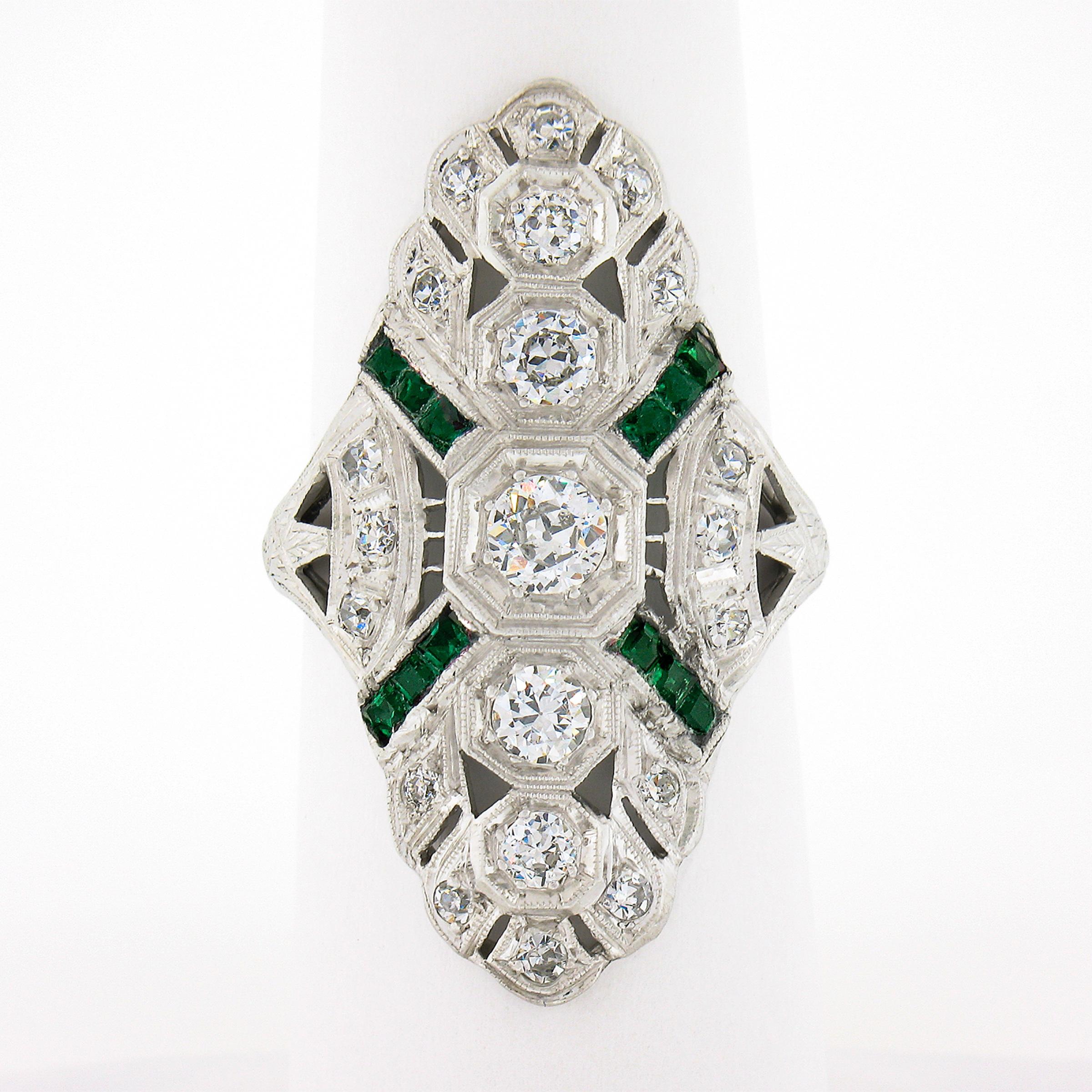 Dieser unglaubliche, originale, antike Art-Deco-Ring ist aus massivem Platin gefertigt. Der Ring zeigt 5 Diamanten im alten europäischen Schliff, die elegant in achteckigen Fassungen in der Mitte des langen und ungewöhnlichen Designs gefasst sind,