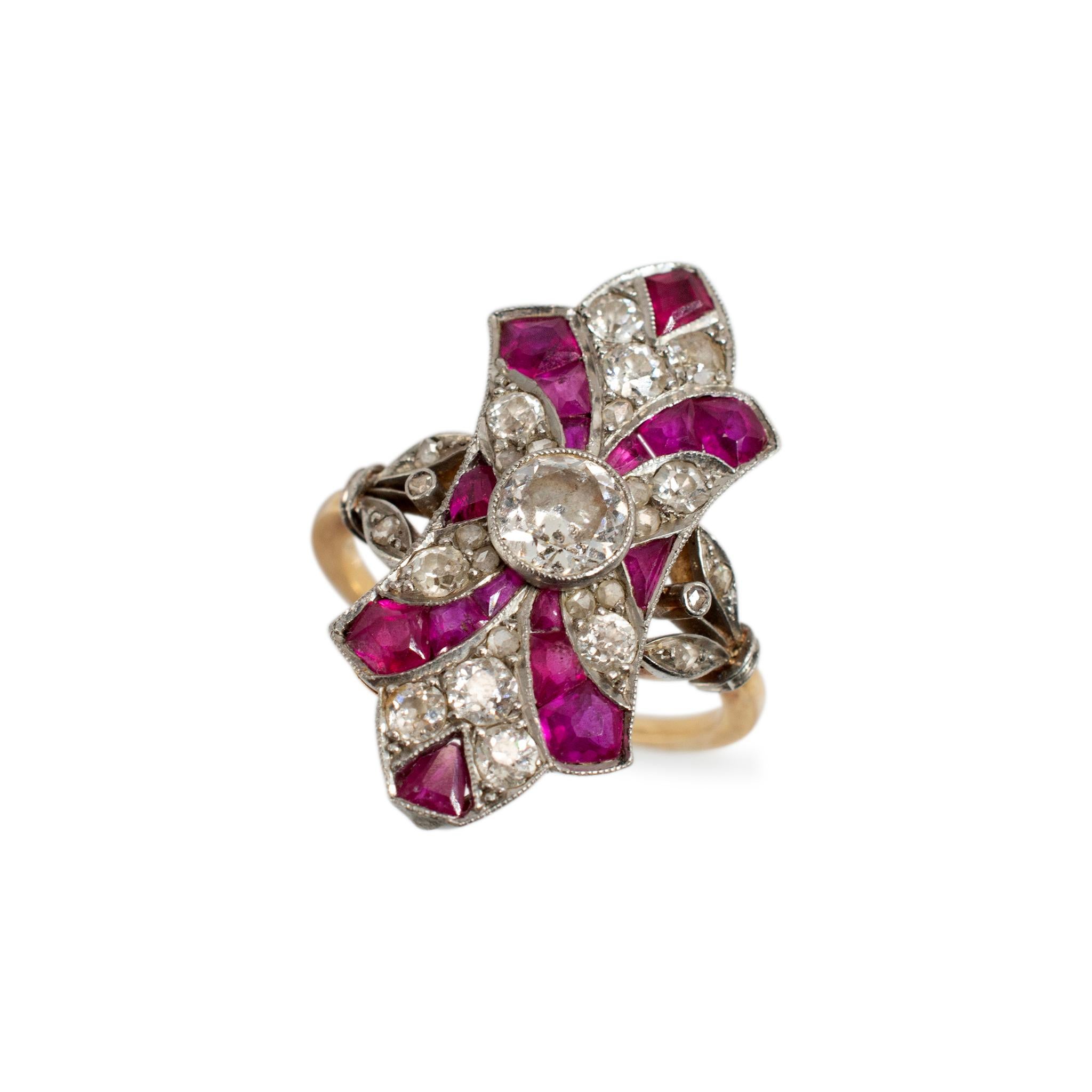 Genre : Mesdames

Type de métal : Or jaune 18K et platine 900 

Taille : 5

Poids : 4.91 grammes

Bague de fiançailles et de cocktail en or jaune 18 carats et en platine 900 art déco (1920-1930), ornée de diamants et de rubis, faite à la main par