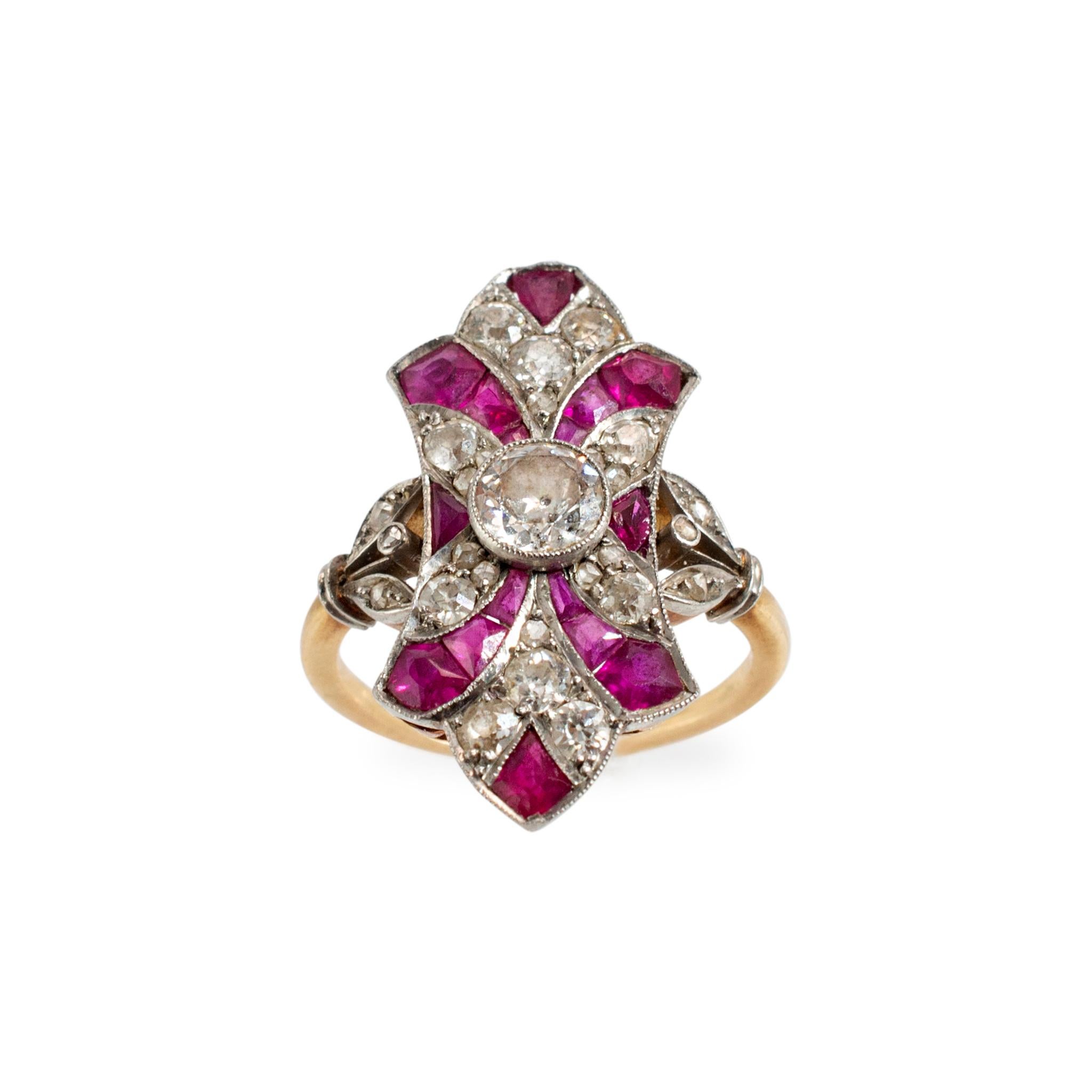 Bague cocktail antique Art Deco Platine 18K Rubis filigrané Diamant taille ancienne Euro en vente 2