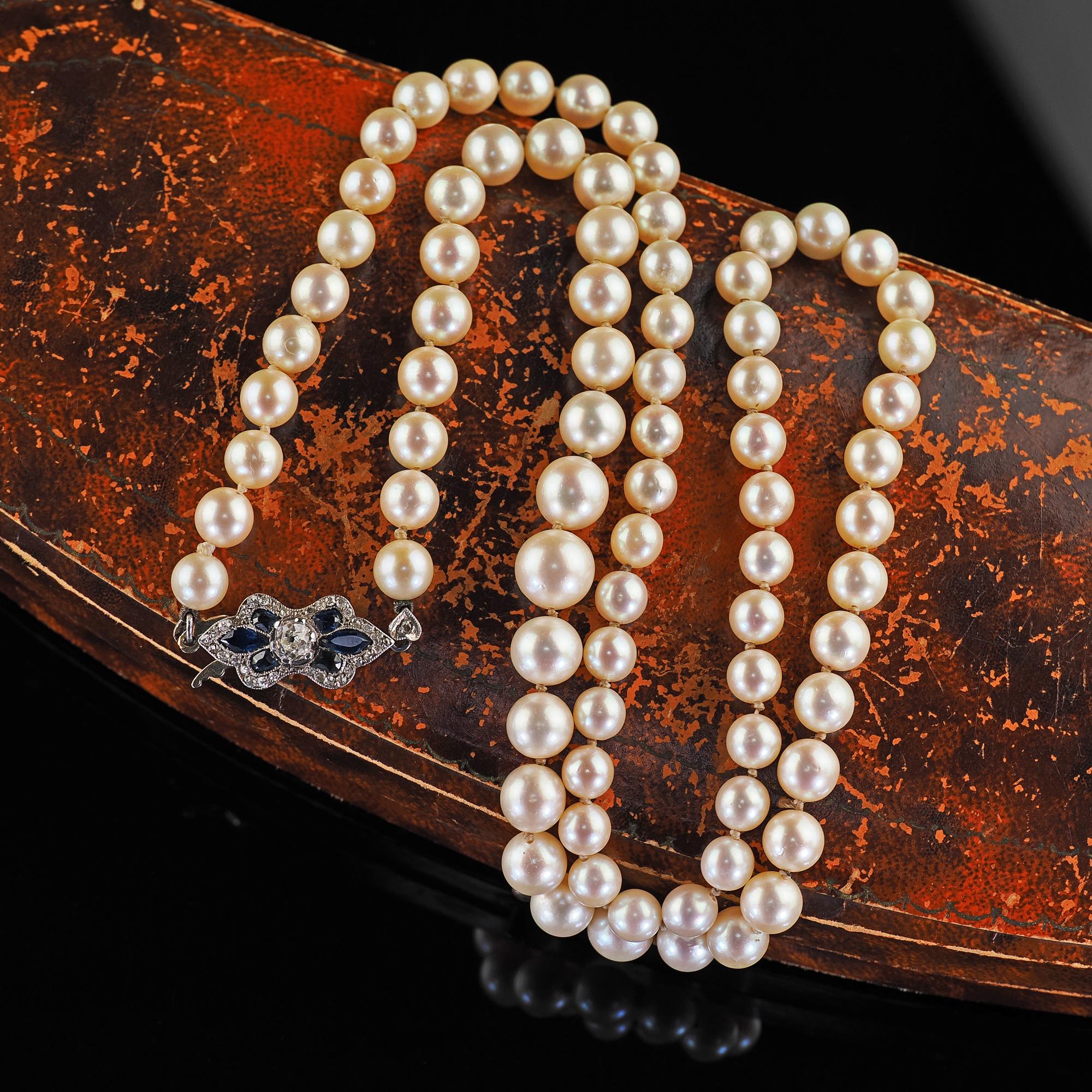 Bellissima collana antica Art Deco in platino e oro 18 carati con diamanti e zaffiri e perle. Questa straordinaria collana di perle art déco con diamanti e zaffiri è realizzata in platino e oro bianco 18 carati. Questa splendida collana presenta un